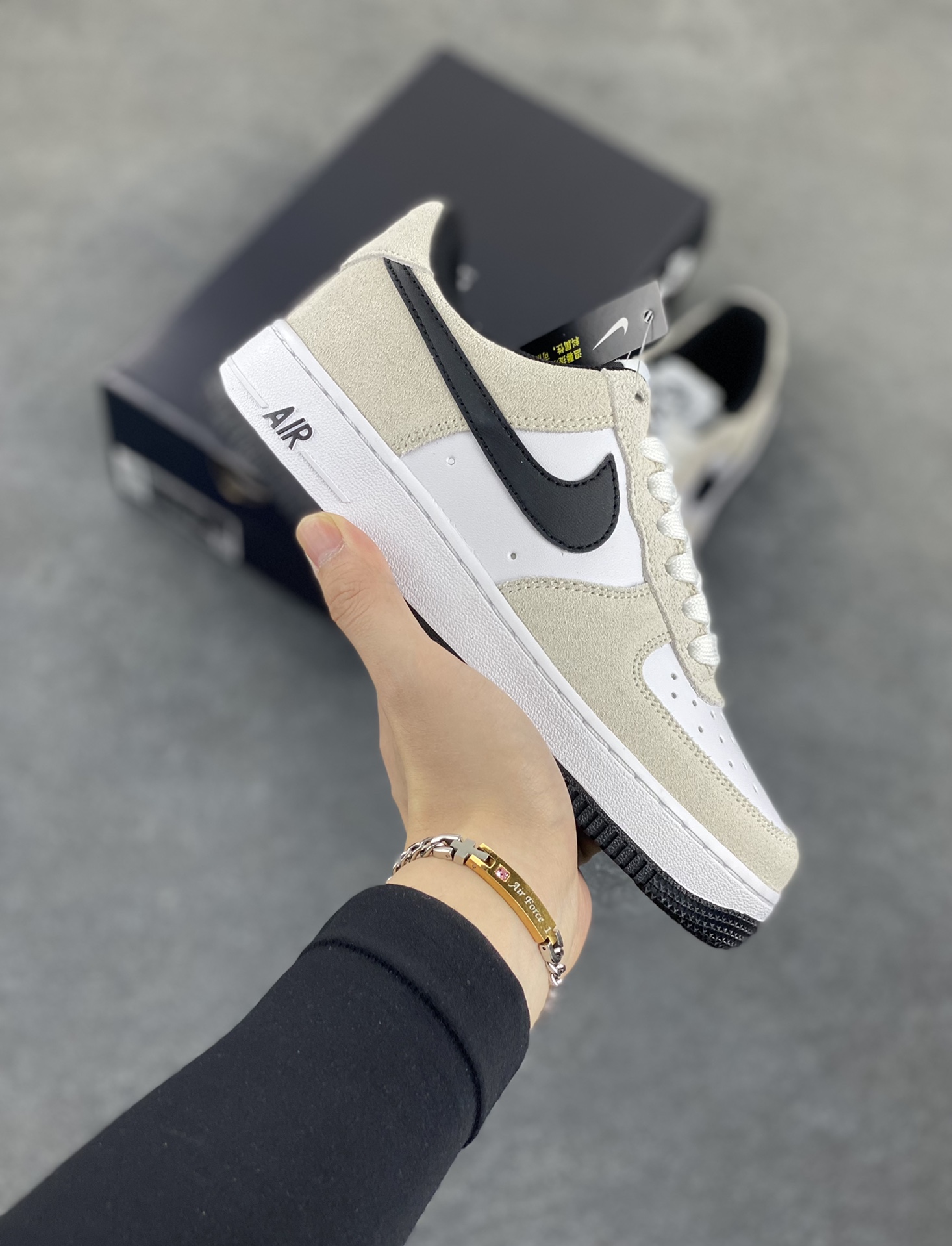 Nike Air Force 1 Low 灰白黑 空军一号低帮运动休闲板鞋 原楦头原纸板 打造纯正空军版型 专注外贸渠道 全掌内置蜂窝气垫 原盒配件 原厂中底钢印、拉帮完美 货号：IB6388-100 尺码：36 36.5 37.5 38 38.5 39 40 40.5 41 42 42.5 43 44 44.5 45 46-选品中心