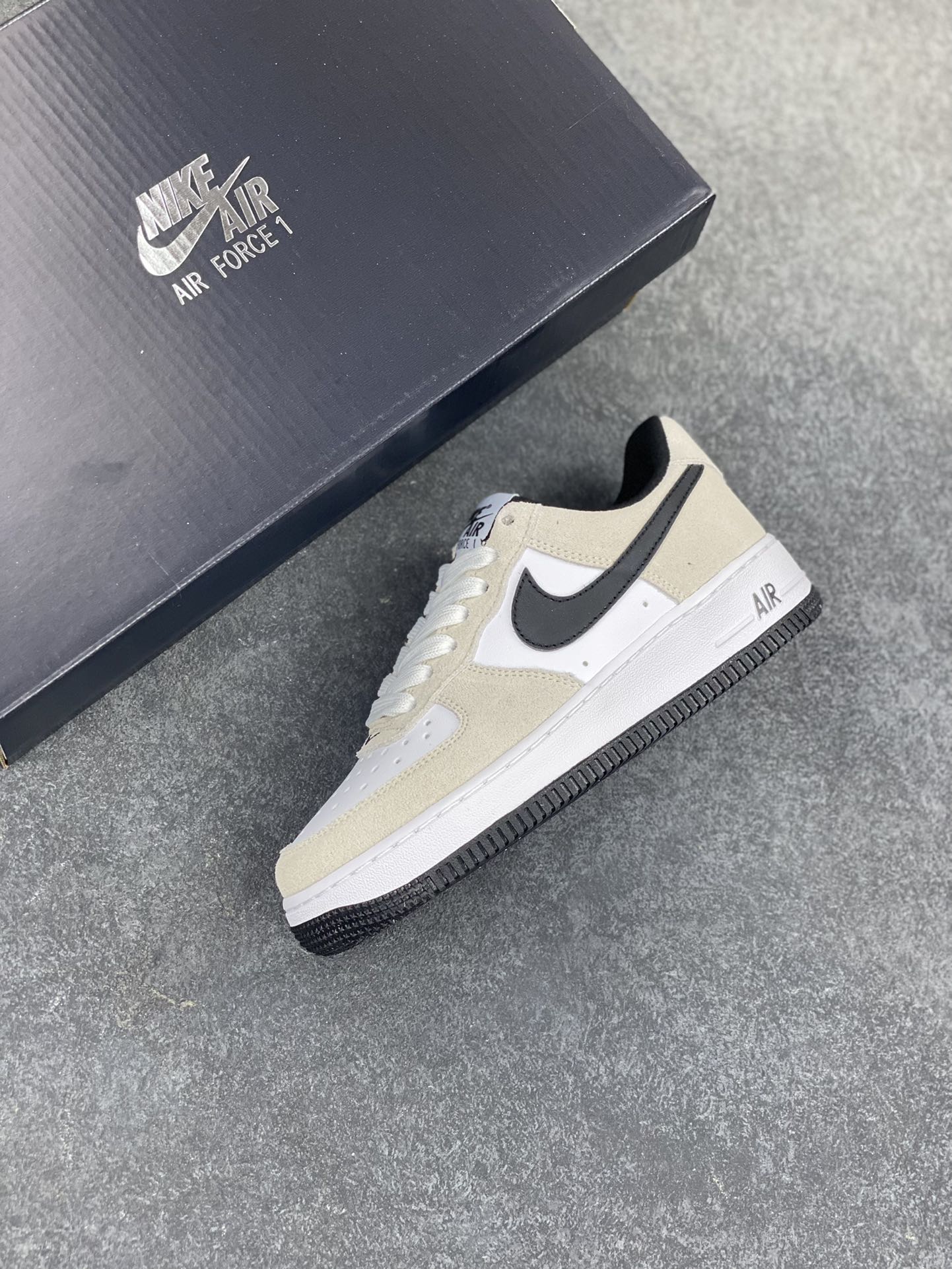 图片[7]-Nike Air Force 1 Low 灰白黑 空军一号低帮运动休闲板鞋 原楦头原纸板 打造纯正空军版型 专注外贸渠道 全掌内置蜂窝气垫 原盒配件 原厂中底钢印、拉帮完美 货号：IB6388-100 尺码：36 36.5 37.5 38 38.5 39 40 40.5 41 42 42.5 43 44 44.5 45 46-选品中心