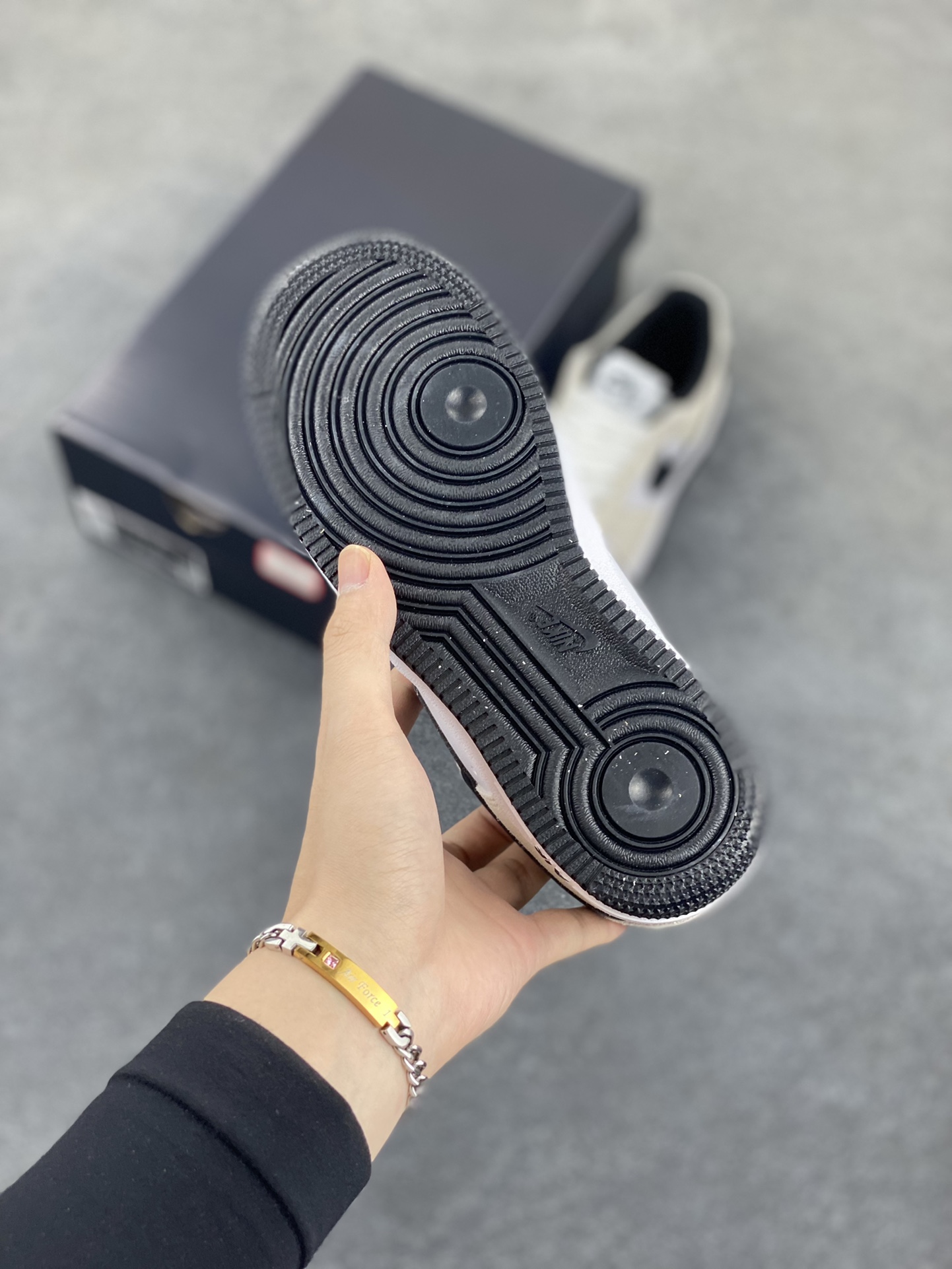 图片[5]-Nike Air Force 1 Low 灰白黑 空军一号低帮运动休闲板鞋 原楦头原纸板 打造纯正空军版型 专注外贸渠道 全掌内置蜂窝气垫 原盒配件 原厂中底钢印、拉帮完美 货号：IB6388-100 尺码：36 36.5 37.5 38 38.5 39 40 40.5 41 42 42.5 43 44 44.5 45 46-选品中心