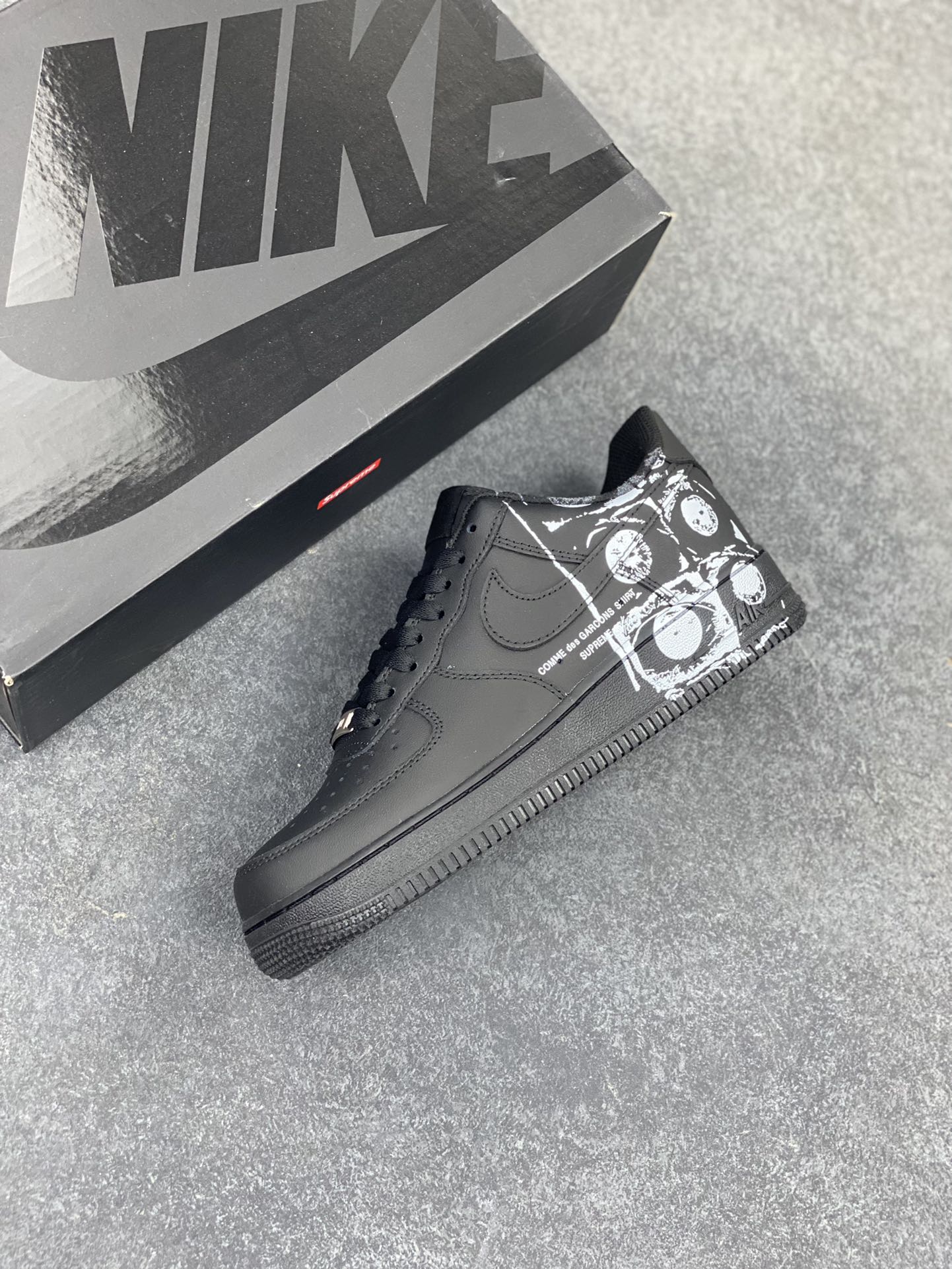 图片[7]-CDG×Supreme×Nike Air Force 1 Supreme Comme des Garcons Shirt 联名空军一号低帮休闲板鞋 原鞋开发 原盒原包装 原楦头原纸板 配件齐全 纯正版型 正品NFC感应芯片 内置全掌气垫 货号：923044-101 尺码：36 36.5 37.5 38 38.5 39 40 40.5 41 42 42.5 43 44 44.5 45-选品中心