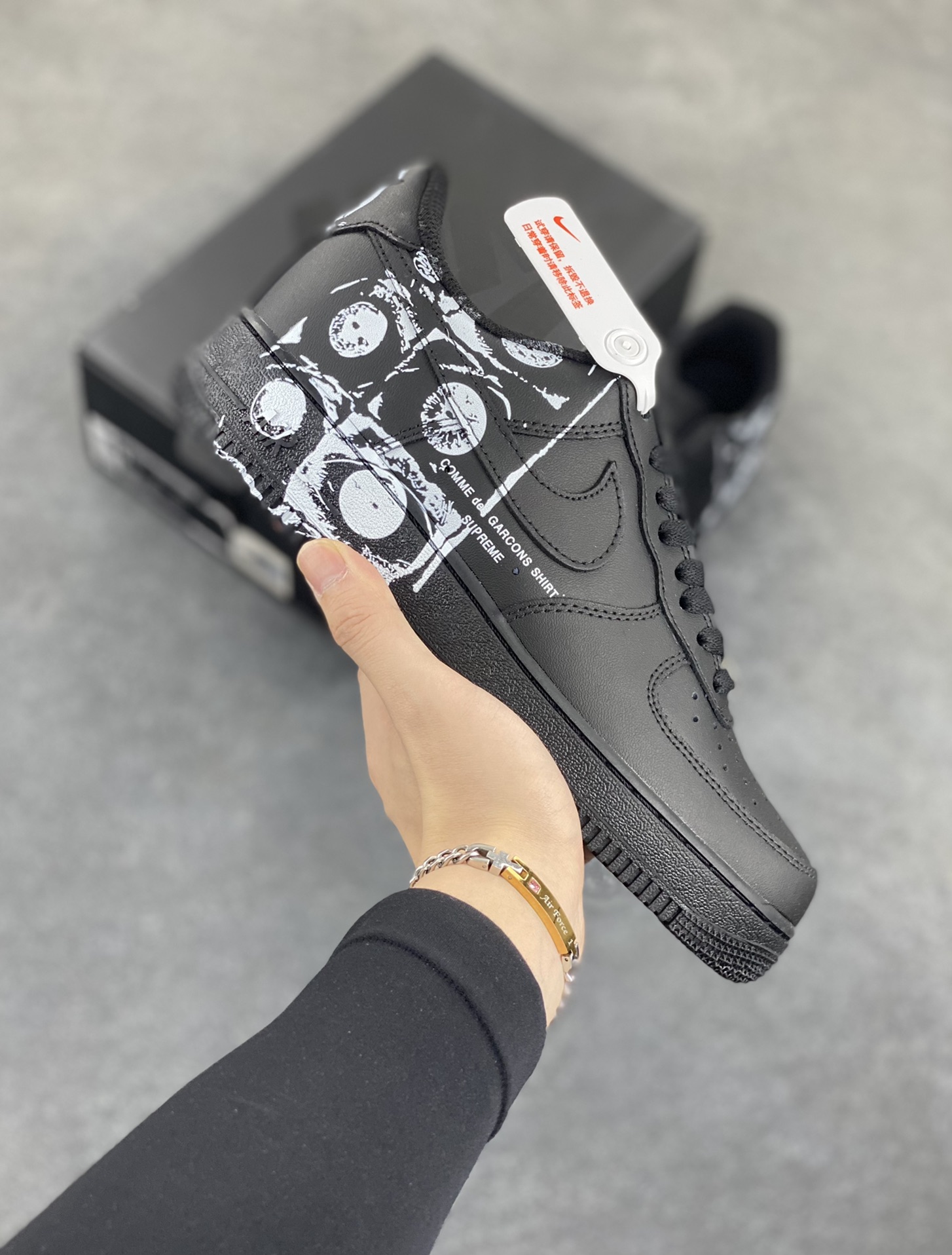 CDG×Supreme×Nike Air Force 1 Supreme Comme des Garcons Shirt 联名空军一号低帮休闲板鞋 原鞋开发 原盒原包装 原楦头原纸板 配件齐全 纯正版型 正品NFC感应芯片 内置全掌气垫 货号：923044-101 尺码：36 36.5 37.5 38 38.5 39 40 40.5 41 42 42.5 43 44 44.5 45-选品中心