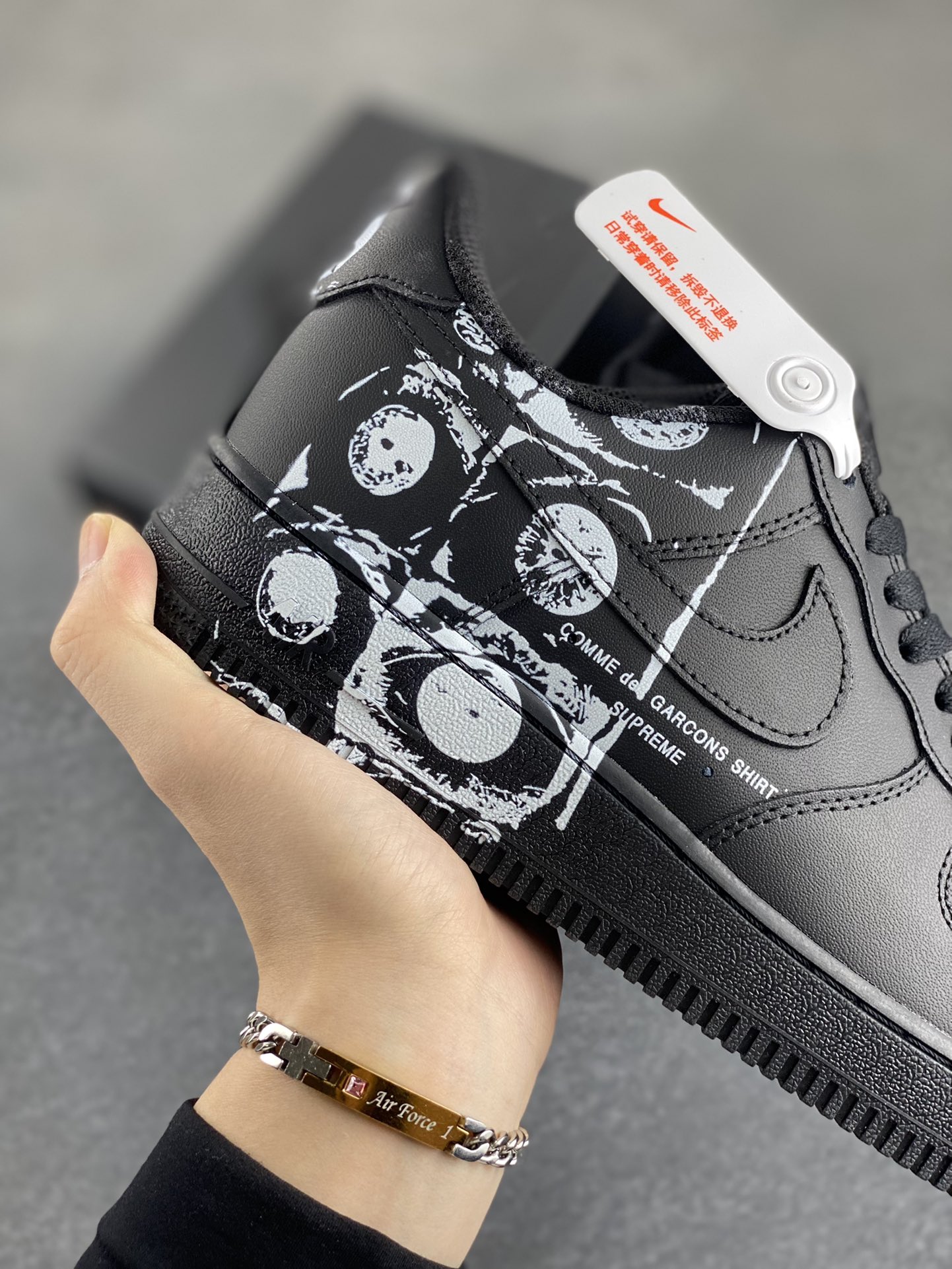 图片[6]-CDG×Supreme×Nike Air Force 1 Supreme Comme des Garcons Shirt 联名空军一号低帮休闲板鞋 原鞋开发 原盒原包装 原楦头原纸板 配件齐全 纯正版型 正品NFC感应芯片 内置全掌气垫 货号：923044-101 尺码：36 36.5 37.5 38 38.5 39 40 40.5 41 42 42.5 43 44 44.5 45-选品中心