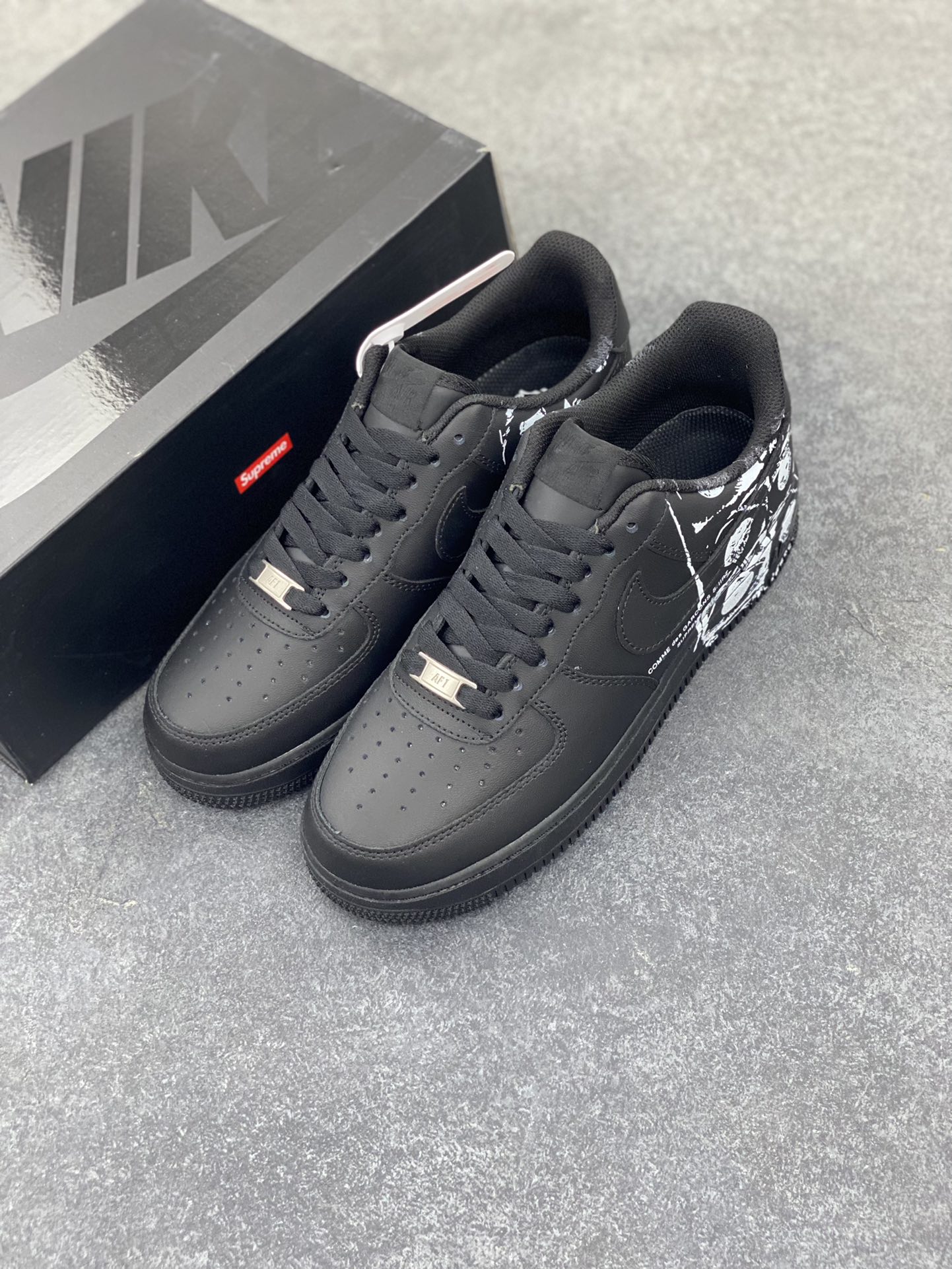 图片[8]-CDG×Supreme×Nike Air Force 1 Supreme Comme des Garcons Shirt 联名空军一号低帮休闲板鞋 原鞋开发 原盒原包装 原楦头原纸板 配件齐全 纯正版型 正品NFC感应芯片 内置全掌气垫 货号：923044-101 尺码：36 36.5 37.5 38 38.5 39 40 40.5 41 42 42.5 43 44 44.5 45-选品中心