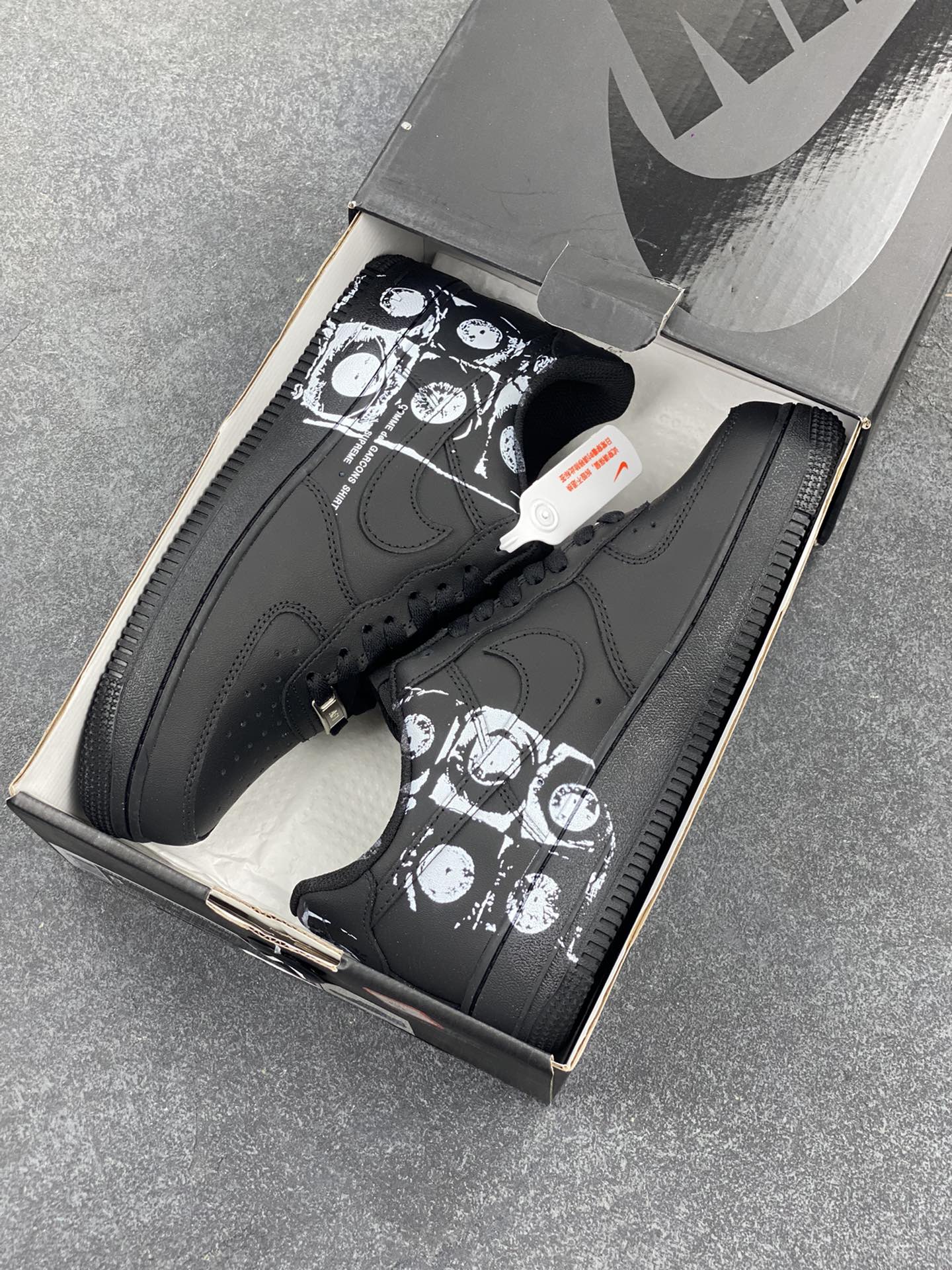 图片[9]-CDG×Supreme×Nike Air Force 1 Supreme Comme des Garcons Shirt 联名空军一号低帮休闲板鞋 原鞋开发 原盒原包装 原楦头原纸板 配件齐全 纯正版型 正品NFC感应芯片 内置全掌气垫 货号：923044-101 尺码：36 36.5 37.5 38 38.5 39 40 40.5 41 42 42.5 43 44 44.5 45-选品中心