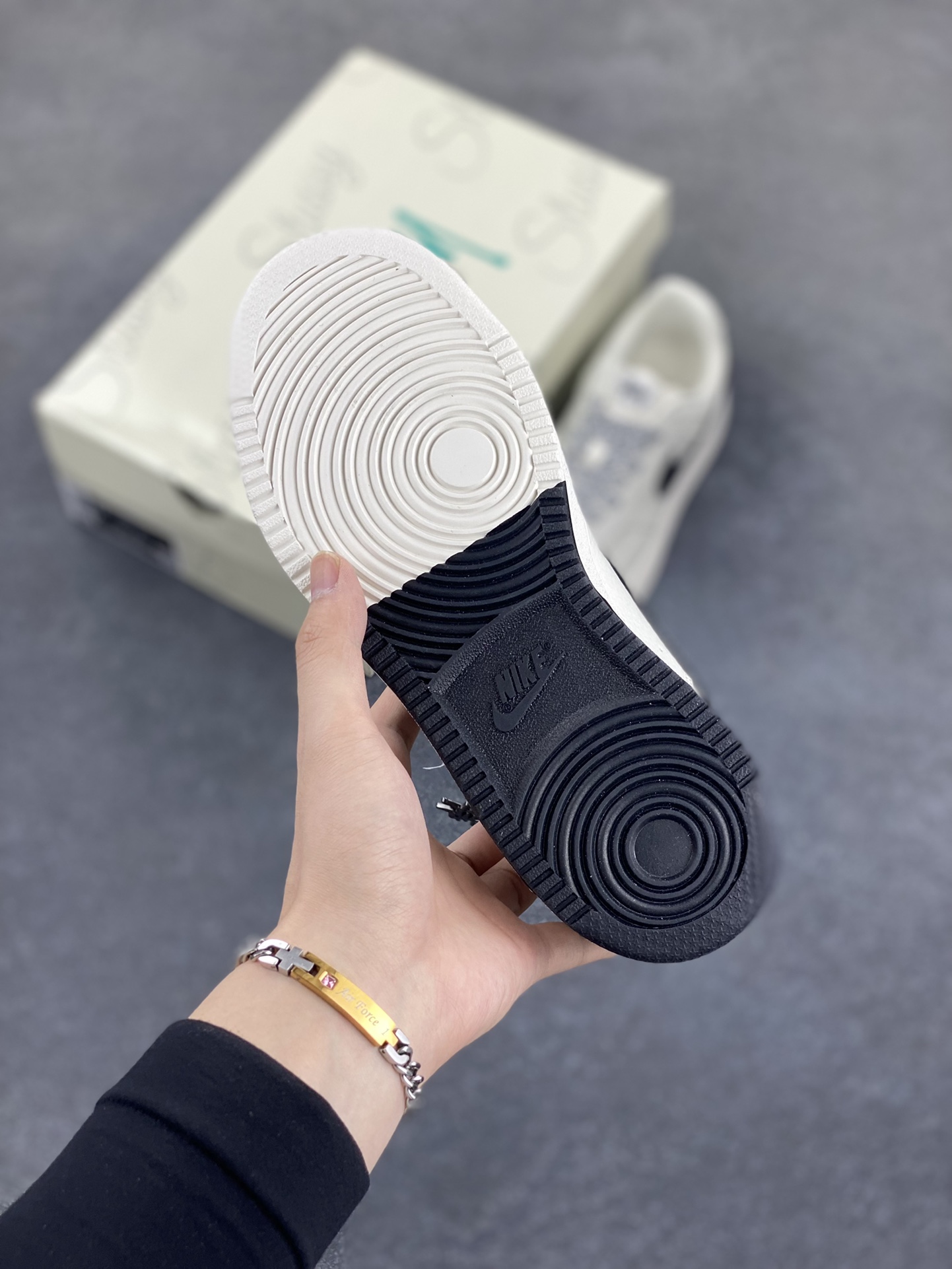 图片[5]-Nike Court Vision 1 LOW 低帮 板鞋 “斯图西——双拼米黑” 运动鞋 休闲鞋 折边针车 工艺难度大 原楦头原纸板 原装鞋盒 定制五金配件 内置全掌气垫 原厂鞋底 货号：CS5288-017 尺码：36 36.5 37.5 38 38.5 39 40 40.5 41 42 42.5 43 44 44.5 45-选品中心