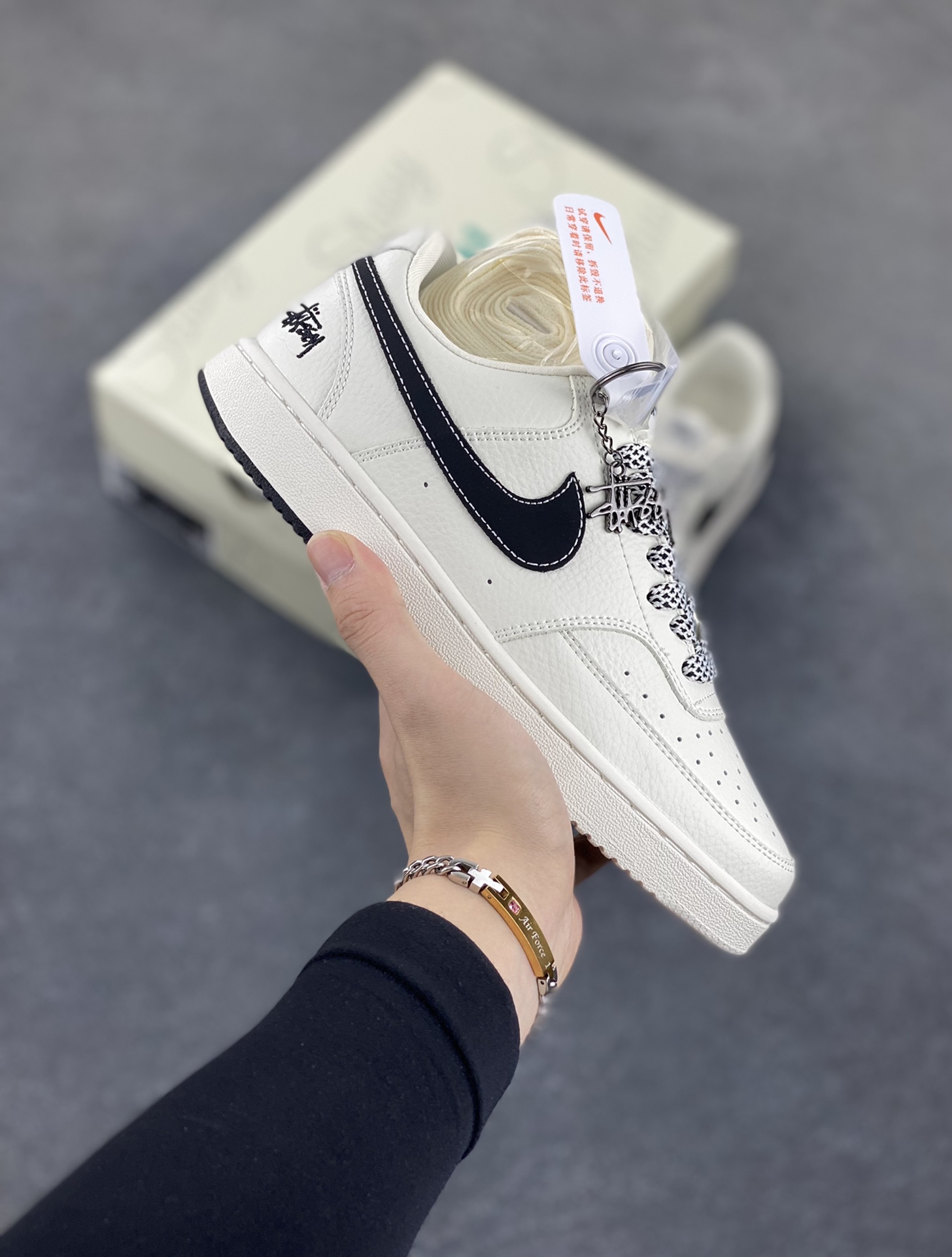 Nike Court Vision 1 LOW 低帮 板鞋 “斯图西——双拼米黑” 运动鞋 休闲鞋 折边针车 工艺难度大 原楦头原纸板 原装鞋盒 定制五金配件 内置全掌气垫 原厂鞋底 货号：CS5288-017 尺码：36 36.5 37.5 38 38.5 39 40 40.5 41 42 42.5 43 44 44.5 45-选品中心