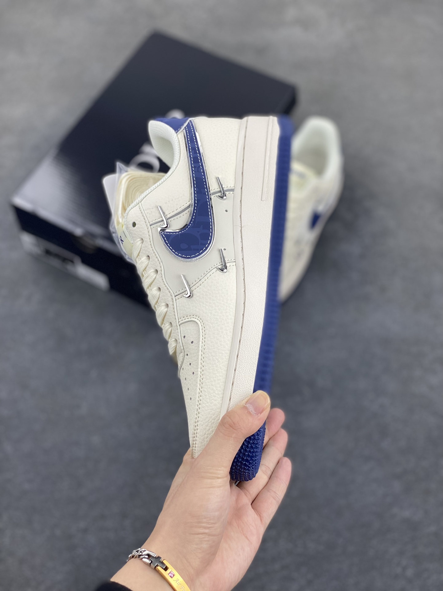 图片[3]-NIke Air Force 1 \’07 Low “迪奥联名——蓝四小银勾”空军一号 低帮 运动鞋 休闲鞋 折边针车 工艺难度大 原楦头原纸板 原装鞋盒 定制五金配件 内置全掌气垫 原厂鞋底 货号：XS2869-001 尺码：36 36.5 37.5 38 38.5 39 40 40.5 41 42 42.5 43 44 44.5 45-选品中心