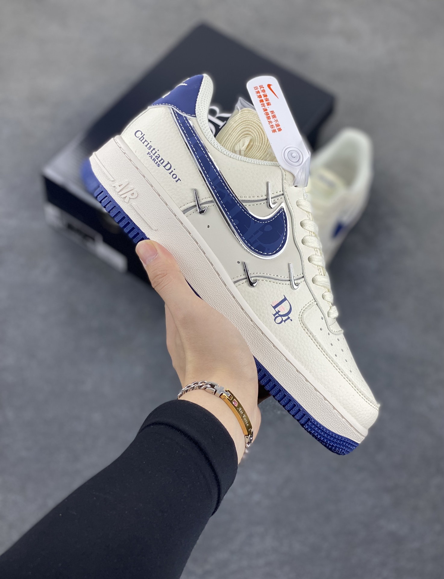 NIke Air Force 1 \’07 Low “迪奥联名——蓝四小银勾”空军一号 低帮 运动鞋 休闲鞋 折边针车 工艺难度大 原楦头原纸板 原装鞋盒 定制五金配件 内置全掌气垫 原厂鞋底 货号:XS2869-001 尺码:36 36.5 37.5 38 38.5 39 40 40.5 41 42 42.5 43 44 44.5 45-选品中心