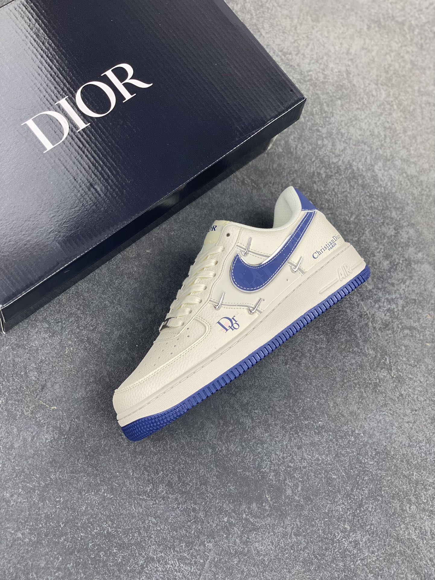 图片[7]-NIke Air Force 1 \’07 Low “迪奥联名——蓝四小银勾”空军一号 低帮 运动鞋 休闲鞋 折边针车 工艺难度大 原楦头原纸板 原装鞋盒 定制五金配件 内置全掌气垫 原厂鞋底 货号：XS2869-001 尺码：36 36.5 37.5 38 38.5 39 40 40.5 41 42 42.5 43 44 44.5 45-选品中心