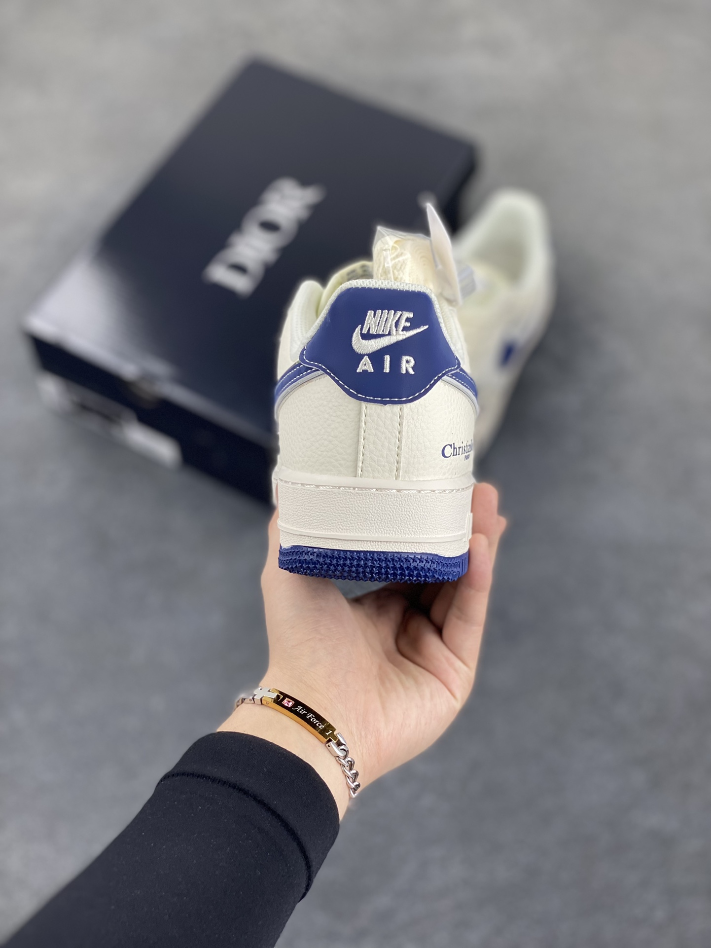 图片[4]-NIke Air Force 1 \’07 Low “迪奥联名——蓝四小银勾”空军一号 低帮 运动鞋 休闲鞋 折边针车 工艺难度大 原楦头原纸板 原装鞋盒 定制五金配件 内置全掌气垫 原厂鞋底 货号：XS2869-001 尺码：36 36.5 37.5 38 38.5 39 40 40.5 41 42 42.5 43 44 44.5 45-选品中心