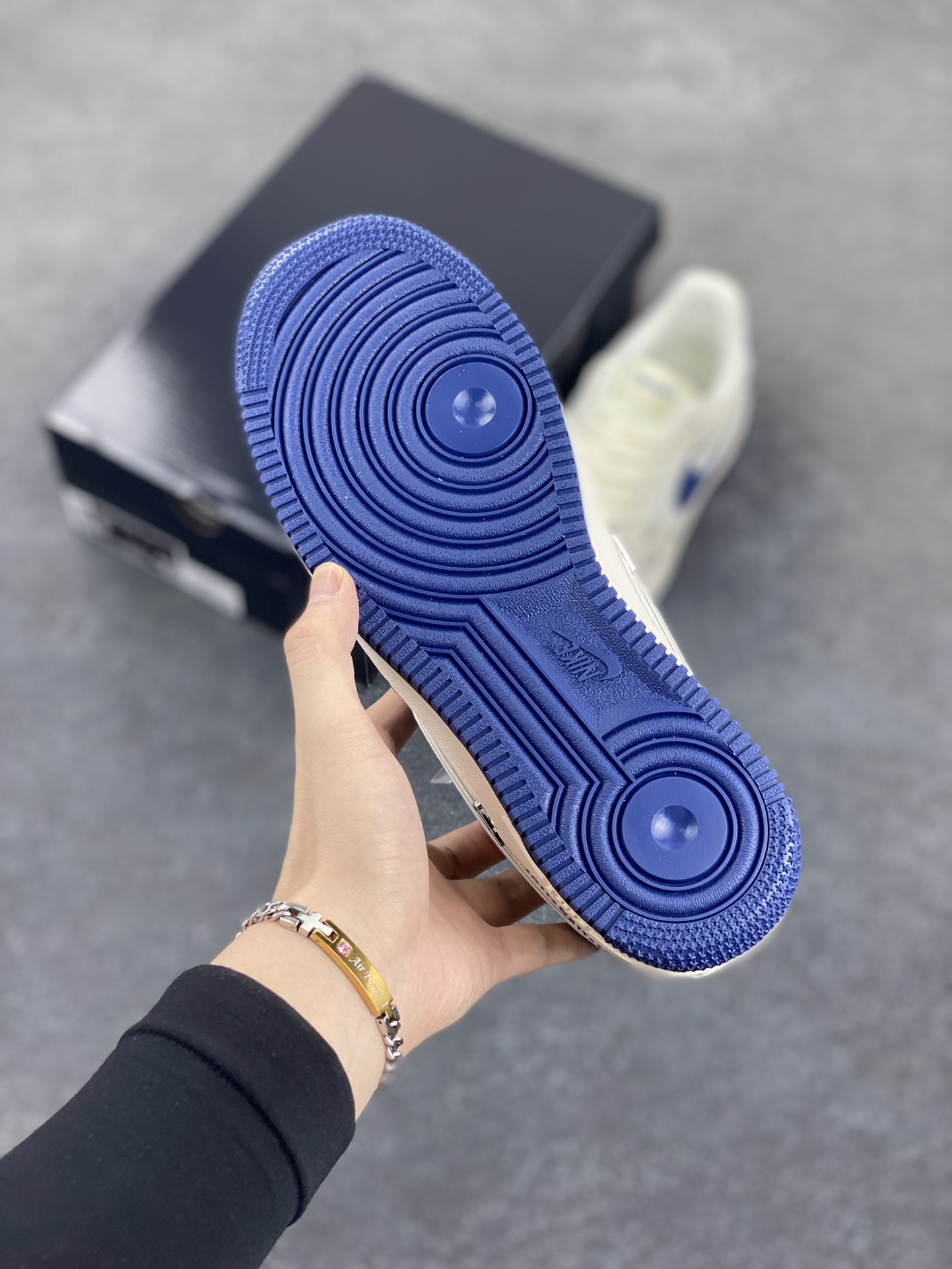 图片[5]-NIke Air Force 1 \’07 Low “迪奥联名——蓝四小银勾”空军一号 低帮 运动鞋 休闲鞋 折边针车 工艺难度大 原楦头原纸板 原装鞋盒 定制五金配件 内置全掌气垫 原厂鞋底 货号：XS2869-001 尺码：36 36.5 37.5 38 38.5 39 40 40.5 41 42 42.5 43 44 44.5 45-选品中心