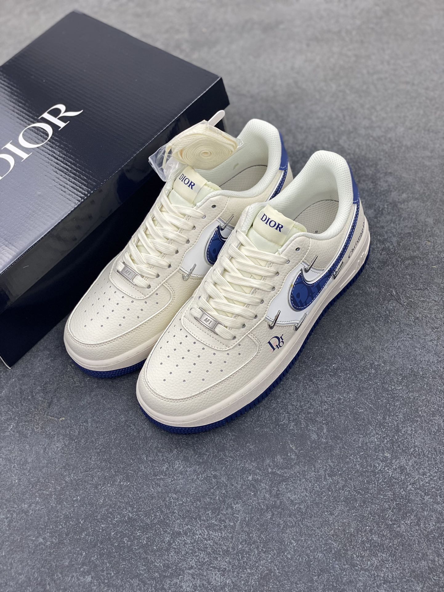 图片[8]-NIke Air Force 1 \’07 Low “迪奥联名——蓝四小银勾”空军一号 低帮 运动鞋 休闲鞋 折边针车 工艺难度大 原楦头原纸板 原装鞋盒 定制五金配件 内置全掌气垫 原厂鞋底 货号：XS2869-001 尺码：36 36.5 37.5 38 38.5 39 40 40.5 41 42 42.5 43 44 44.5 45-选品中心