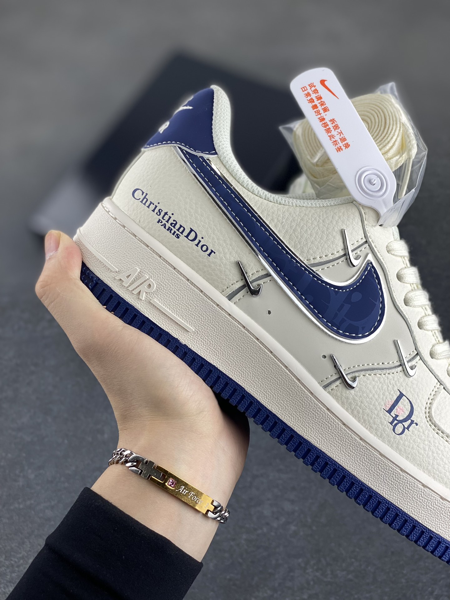 图片[6]-NIke Air Force 1 \’07 Low “迪奥联名——蓝四小银勾”空军一号 低帮 运动鞋 休闲鞋 折边针车 工艺难度大 原楦头原纸板 原装鞋盒 定制五金配件 内置全掌气垫 原厂鞋底 货号：XS2869-001 尺码：36 36.5 37.5 38 38.5 39 40 40.5 41 42 42.5 43 44 44.5 45-选品中心