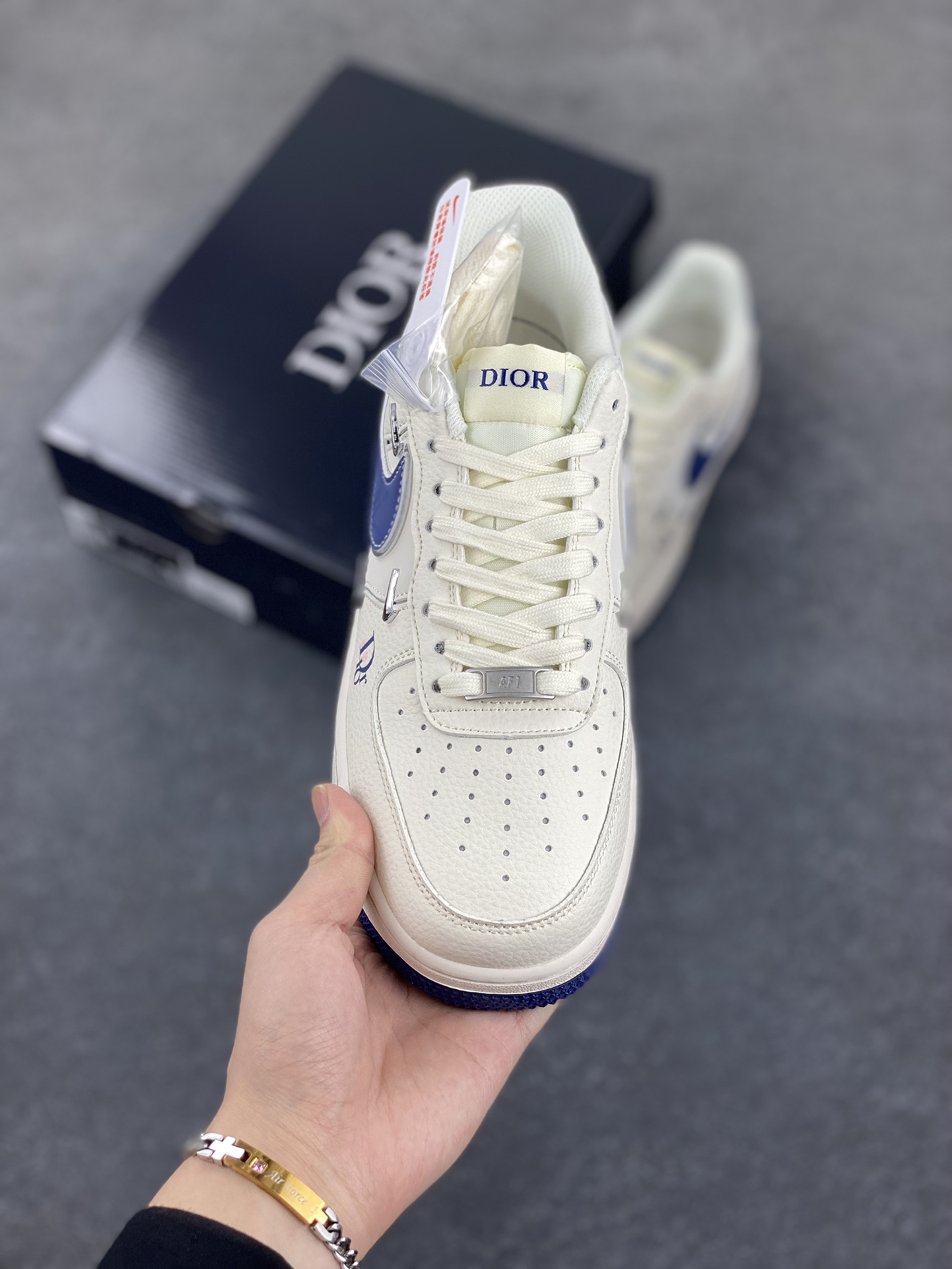 图片[2]-NIke Air Force 1 \’07 Low “迪奥联名——蓝四小银勾”空军一号 低帮 运动鞋 休闲鞋 折边针车 工艺难度大 原楦头原纸板 原装鞋盒 定制五金配件 内置全掌气垫 原厂鞋底 货号：XS2869-001 尺码：36 36.5 37.5 38 38.5 39 40 40.5 41 42 42.5 43 44 44.5 45-选品中心