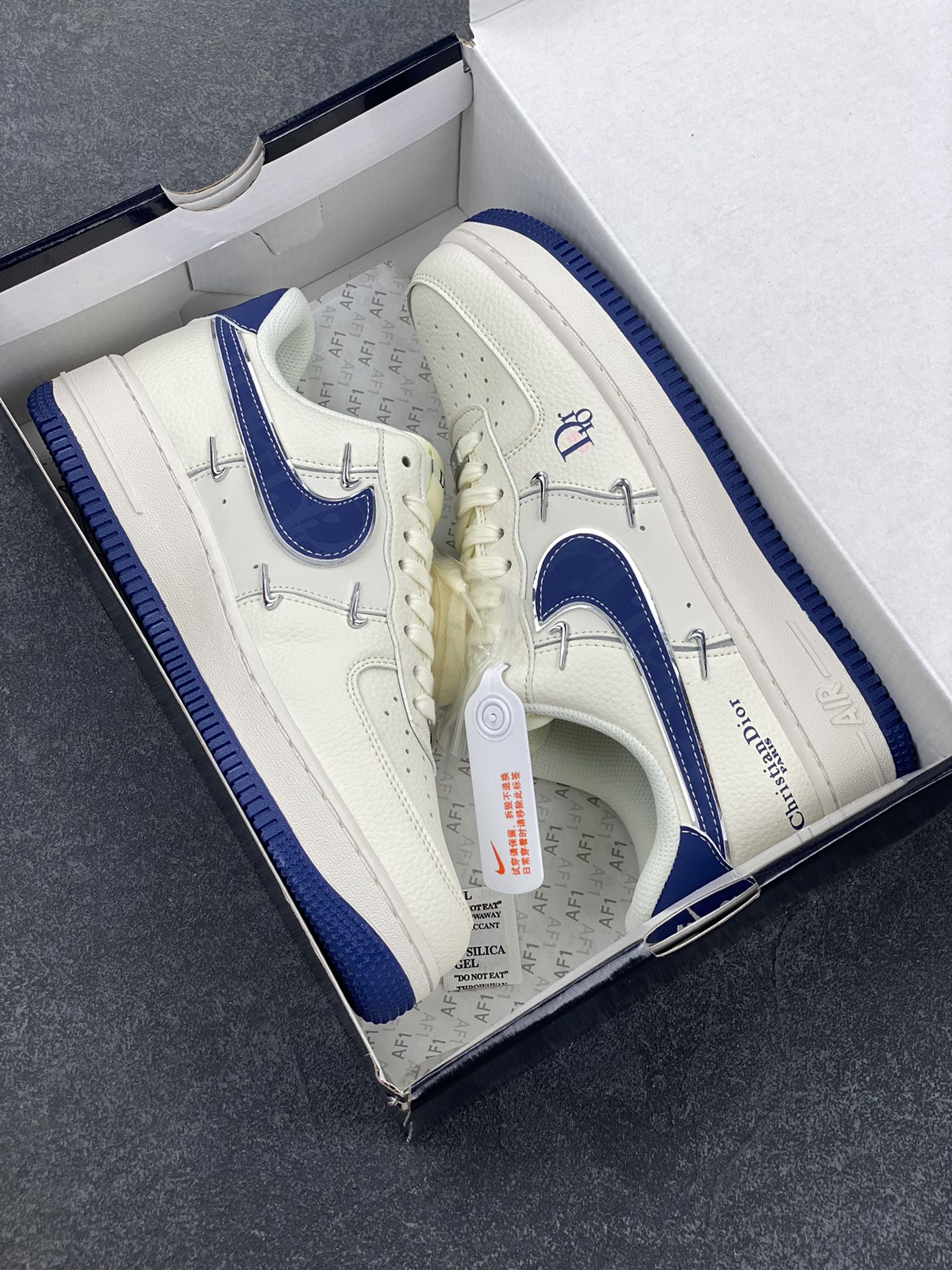 图片[9]-NIke Air Force 1 \’07 Low “迪奥联名——蓝四小银勾”空军一号 低帮 运动鞋 休闲鞋 折边针车 工艺难度大 原楦头原纸板 原装鞋盒 定制五金配件 内置全掌气垫 原厂鞋底 货号：XS2869-001 尺码：36 36.5 37.5 38 38.5 39 40 40.5 41 42 42.5 43 44 44.5 45-选品中心