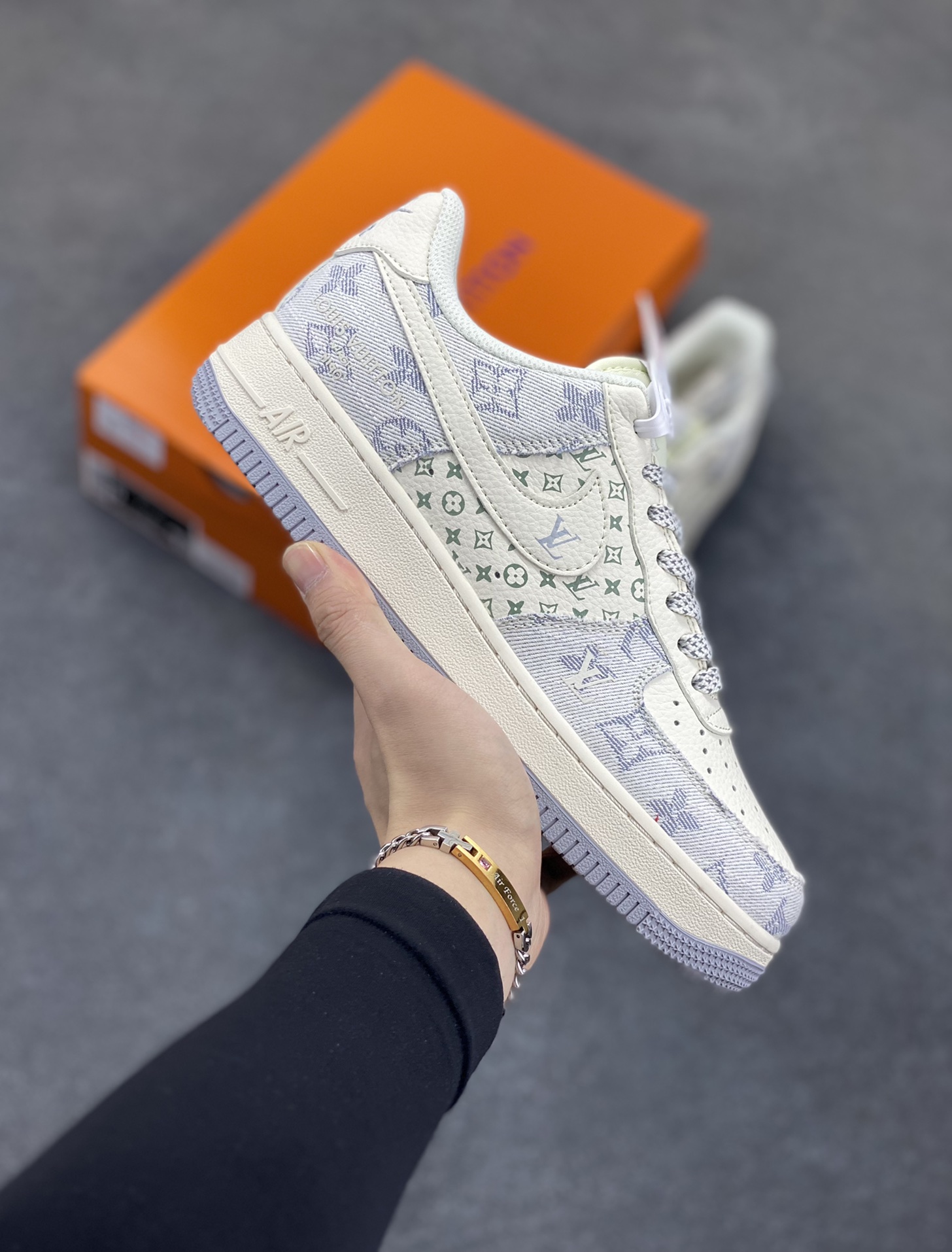 NIke Air Force 1 \’07 Low “LV联名”空军一号 低帮 运动鞋 休闲鞋 折边针车 工艺难度大 原楦头原纸板 原装鞋盒 定制五金配件 内置全掌气垫 原厂鞋底 货号：YX5066-331 尺码：36 36.5 37.5 38 38.5 39 40 40.5 41 42 42.5 43 44 44.5 45-选品中心