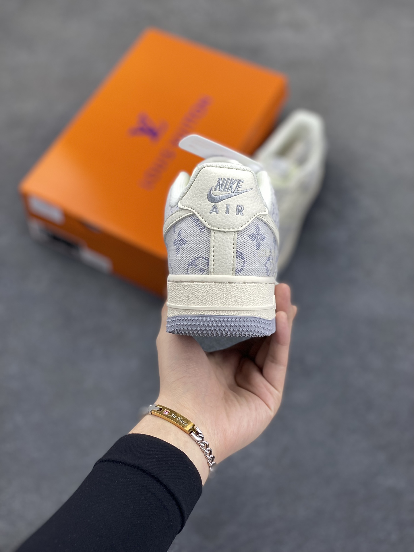 图片[4]-NIke Air Force 1 \’07 Low “LV联名”空军一号 低帮 运动鞋 休闲鞋 折边针车 工艺难度大 原楦头原纸板 原装鞋盒 定制五金配件 内置全掌气垫 原厂鞋底 货号：YX5066-331 尺码：36 36.5 37.5 38 38.5 39 40 40.5 41 42 42.5 43 44 44.5 45-选品中心