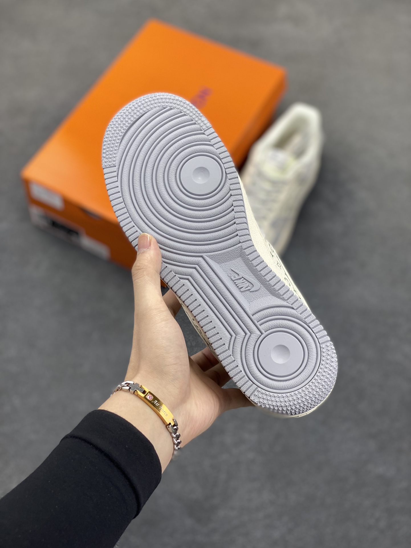 图片[5]-NIke Air Force 1 \’07 Low “LV联名”空军一号 低帮 运动鞋 休闲鞋 折边针车 工艺难度大 原楦头原纸板 原装鞋盒 定制五金配件 内置全掌气垫 原厂鞋底 货号：YX5066-331 尺码：36 36.5 37.5 38 38.5 39 40 40.5 41 42 42.5 43 44 44.5 45-选品中心