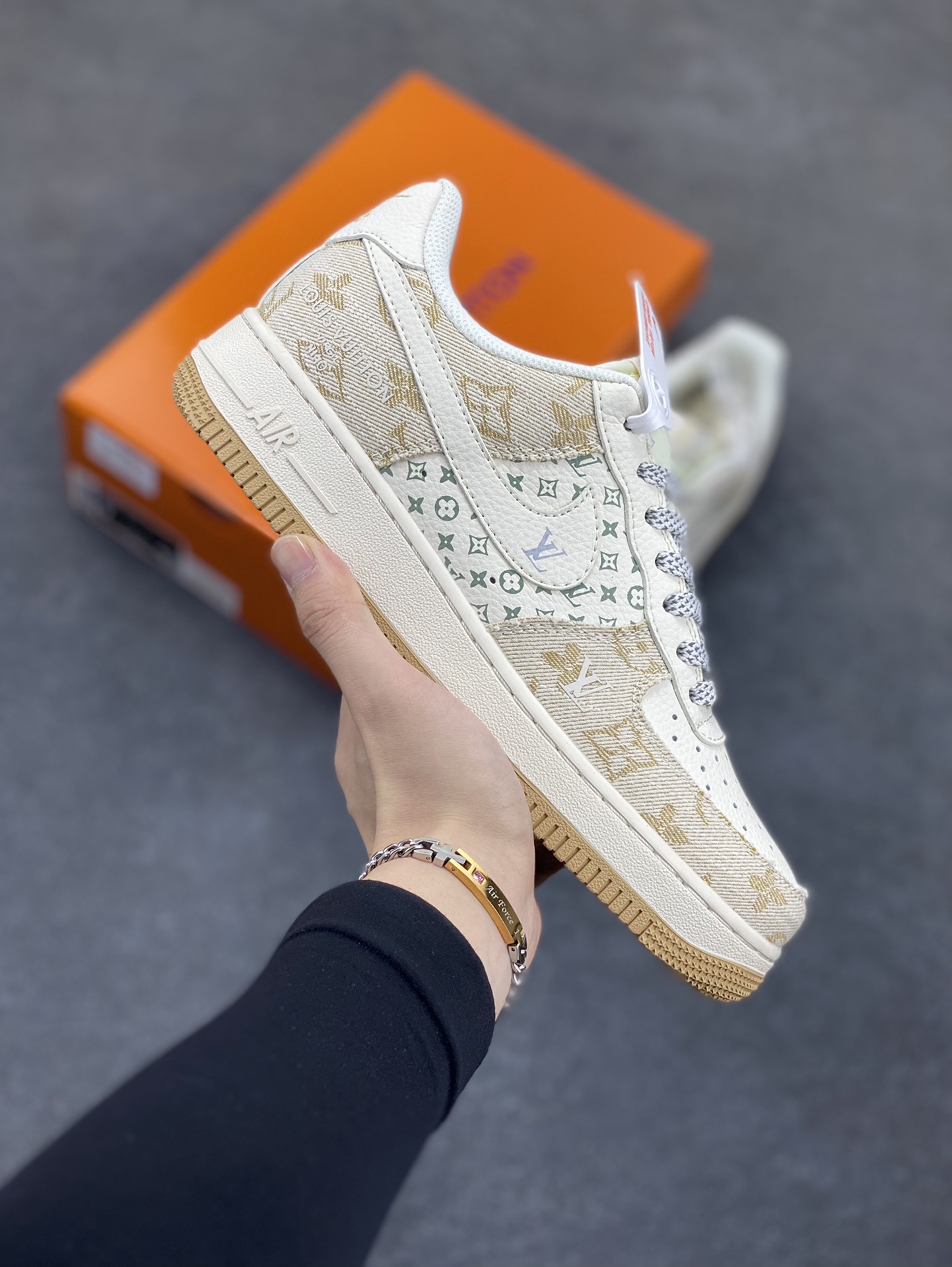 NIke Air Force 1 \’07 Low “LV联名”空军一号 低帮 运动鞋 休闲鞋 折边针车 工艺难度大 原楦头原纸板 原装鞋盒 定制五金配件 内置全掌气垫 原厂鞋底 货号:YX5066-330 尺码:36 36.5 37.5 38 38.5 39 40 40.5 41 42 42.5 43 44 44.5 45-选品中心