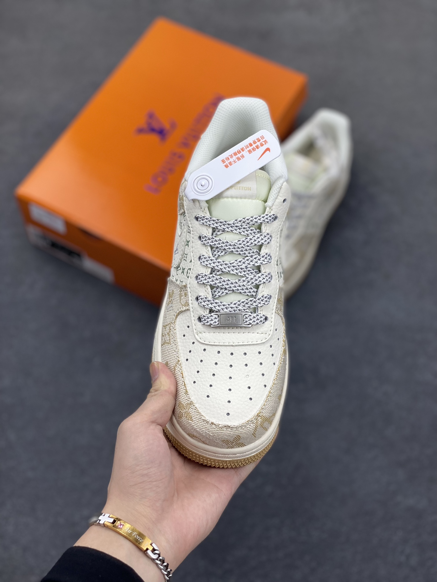 图片[2]-NIke Air Force 1 \’07 Low “LV联名”空军一号 低帮 运动鞋 休闲鞋 折边针车 工艺难度大 原楦头原纸板 原装鞋盒 定制五金配件 内置全掌气垫 原厂鞋底 货号：YX5066-330 尺码：36 36.5 37.5 38 38.5 39 40 40.5 41 42 42.5 43 44 44.5 45-选品中心