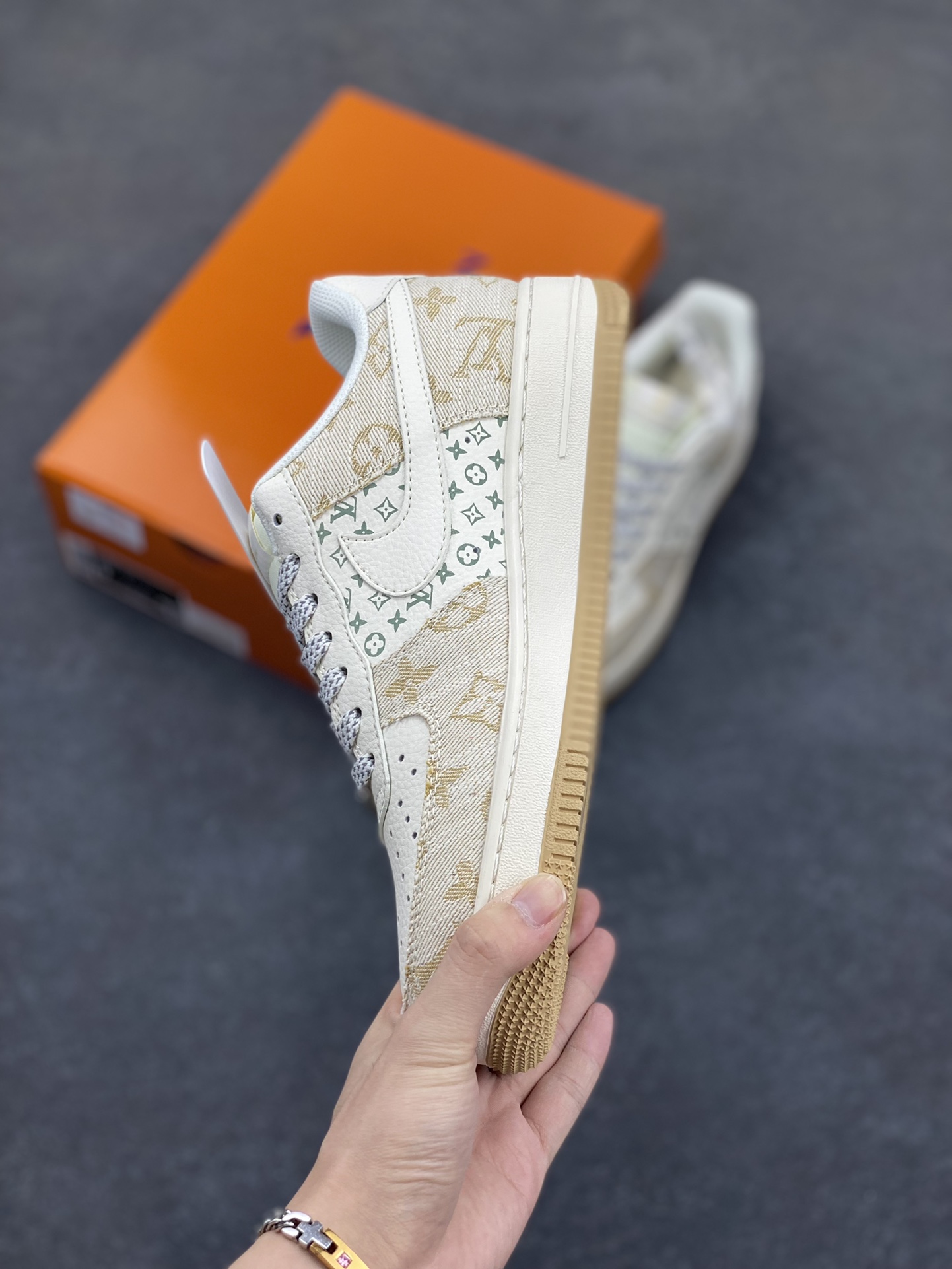 图片[3]-NIke Air Force 1 \’07 Low “LV联名”空军一号 低帮 运动鞋 休闲鞋 折边针车 工艺难度大 原楦头原纸板 原装鞋盒 定制五金配件 内置全掌气垫 原厂鞋底 货号：YX5066-330 尺码：36 36.5 37.5 38 38.5 39 40 40.5 41 42 42.5 43 44 44.5 45-选品中心