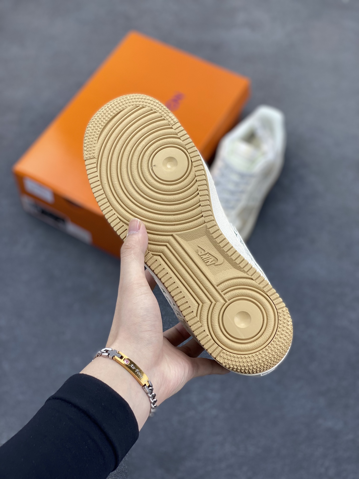 图片[5]-NIke Air Force 1 \’07 Low “LV联名”空军一号 低帮 运动鞋 休闲鞋 折边针车 工艺难度大 原楦头原纸板 原装鞋盒 定制五金配件 内置全掌气垫 原厂鞋底 货号：YX5066-330 尺码：36 36.5 37.5 38 38.5 39 40 40.5 41 42 42.5 43 44 44.5 45-选品中心