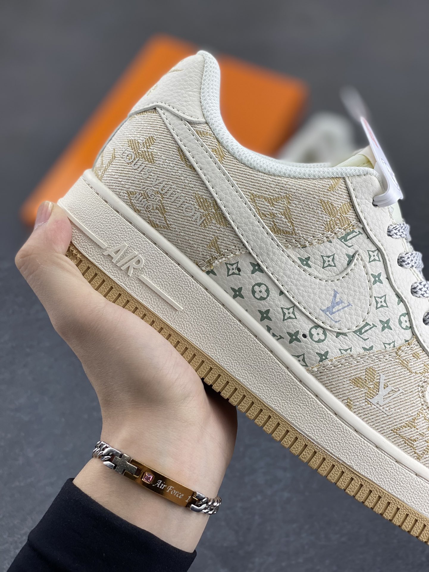 图片[6]-NIke Air Force 1 \’07 Low “LV联名”空军一号 低帮 运动鞋 休闲鞋 折边针车 工艺难度大 原楦头原纸板 原装鞋盒 定制五金配件 内置全掌气垫 原厂鞋底 货号：YX5066-330 尺码：36 36.5 37.5 38 38.5 39 40 40.5 41 42 42.5 43 44 44.5 45-选品中心