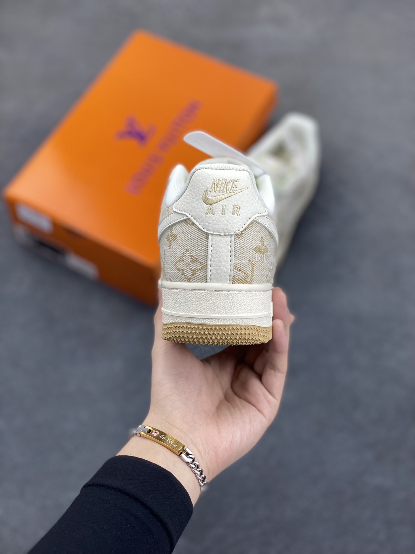 图片[4]-NIke Air Force 1 \’07 Low “LV联名”空军一号 低帮 运动鞋 休闲鞋 折边针车 工艺难度大 原楦头原纸板 原装鞋盒 定制五金配件 内置全掌气垫 原厂鞋底 货号：YX5066-330 尺码：36 36.5 37.5 38 38.5 39 40 40.5 41 42 42.5 43 44 44.5 45-选品中心