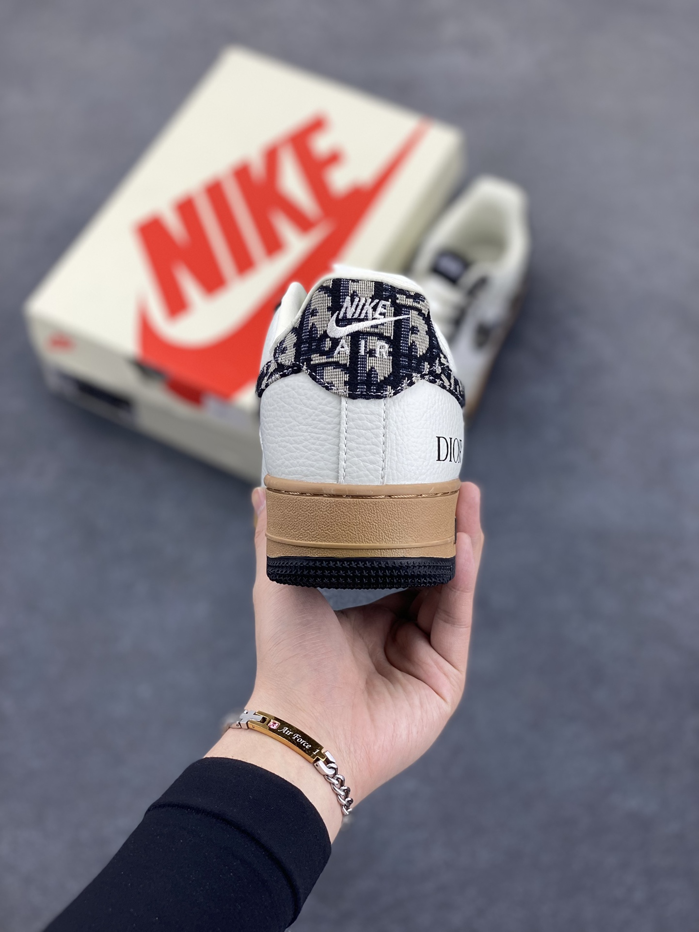 图片[4]-Nike Air Force 1 Low 空军一号低帮百搭休闲运动板鞋。柔软、弹性十足的缓震性能和出色的中底设计，横跨复古与现代的外型结合，造就出风靡全球三十多年的Force 1，直到今天还深受青睐。 货号：KK1988-048 尺码：36 37.5 38 39 40 40.5 41 42 42.5 43 44 44.5 45-选品中心