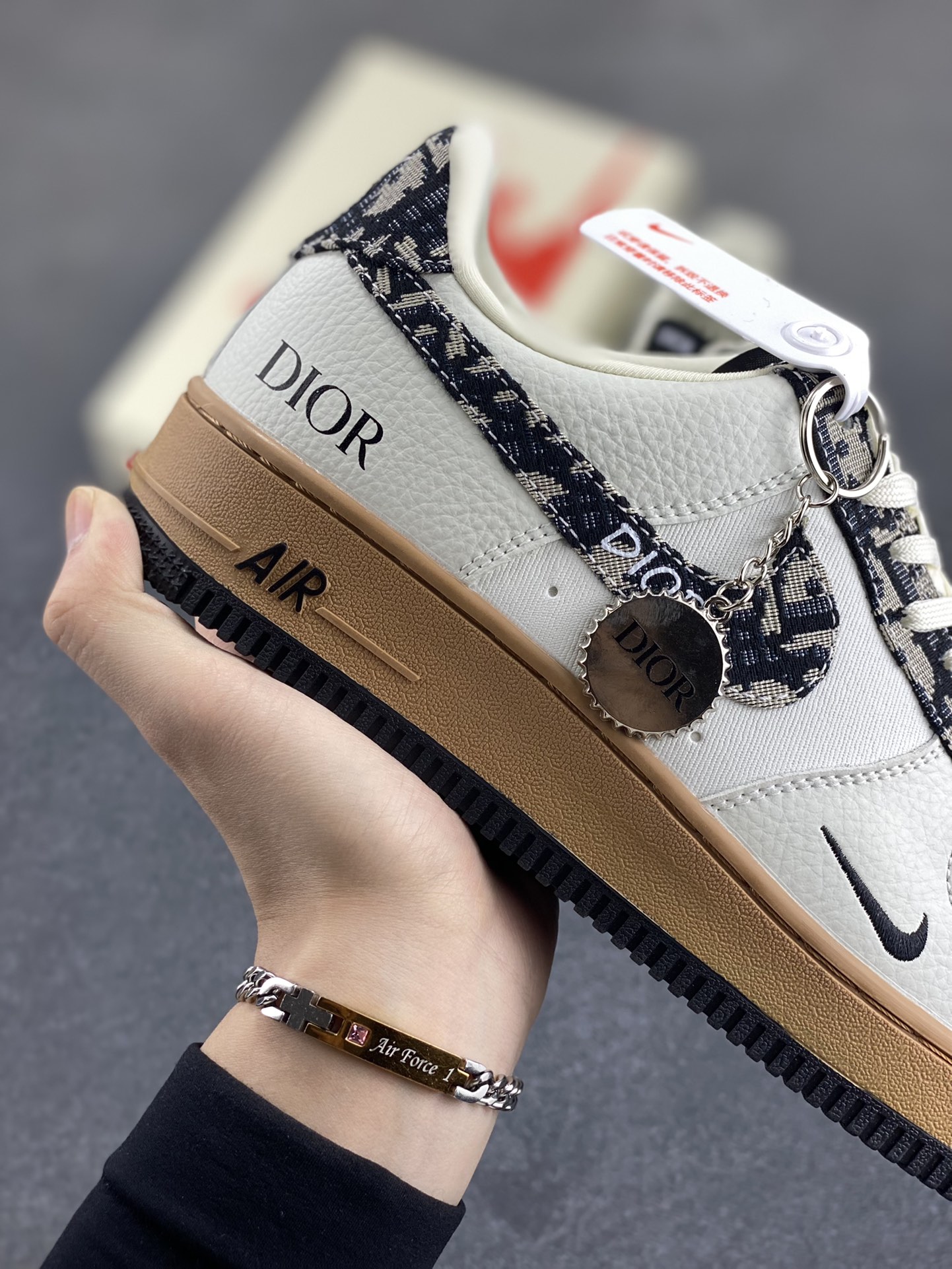 图片[6]-Nike Air Force 1 Low 空军一号低帮百搭休闲运动板鞋。柔软、弹性十足的缓震性能和出色的中底设计，横跨复古与现代的外型结合，造就出风靡全球三十多年的Force 1，直到今天还深受青睐。 货号：KK1988-048 尺码：36 37.5 38 39 40 40.5 41 42 42.5 43 44 44.5 45-选品中心