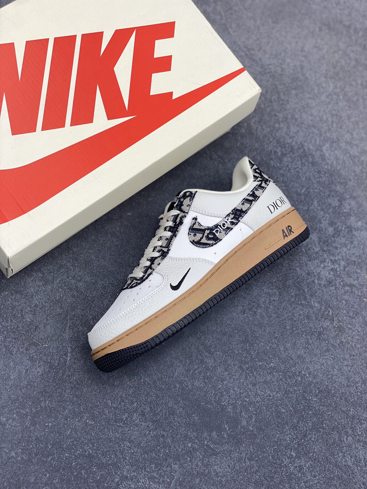 图片[7]-Nike Air Force 1 Low 空军一号低帮百搭休闲运动板鞋。柔软、弹性十足的缓震性能和出色的中底设计，横跨复古与现代的外型结合，造就出风靡全球三十多年的Force 1，直到今天还深受青睐。 货号：KK1988-048 尺码：36 37.5 38 39 40 40.5 41 42 42.5 43 44 44.5 45-选品中心