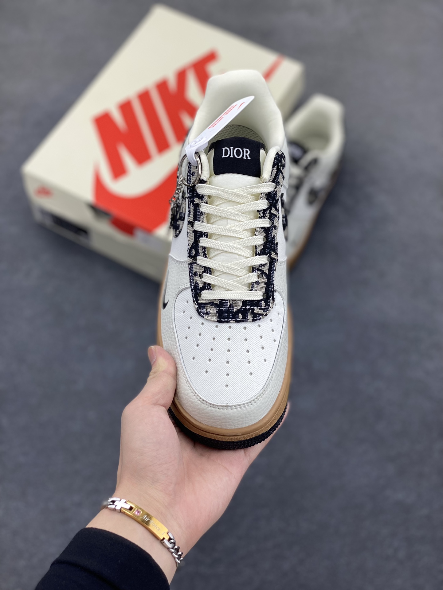 图片[2]-Nike Air Force 1 Low 空军一号低帮百搭休闲运动板鞋。柔软、弹性十足的缓震性能和出色的中底设计，横跨复古与现代的外型结合，造就出风靡全球三十多年的Force 1，直到今天还深受青睐。 货号：KK1988-048 尺码：36 37.5 38 39 40 40.5 41 42 42.5 43 44 44.5 45-选品中心