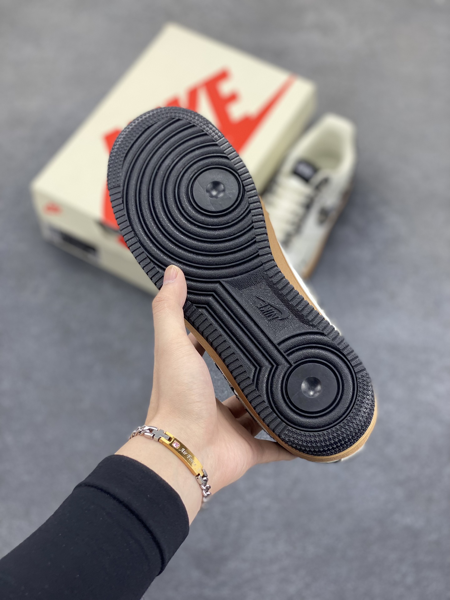 图片[5]-Nike Air Force 1 Low 空军一号低帮百搭休闲运动板鞋。柔软、弹性十足的缓震性能和出色的中底设计，横跨复古与现代的外型结合，造就出风靡全球三十多年的Force 1，直到今天还深受青睐。 货号：KK1988-048 尺码：36 37.5 38 39 40 40.5 41 42 42.5 43 44 44.5 45-选品中心