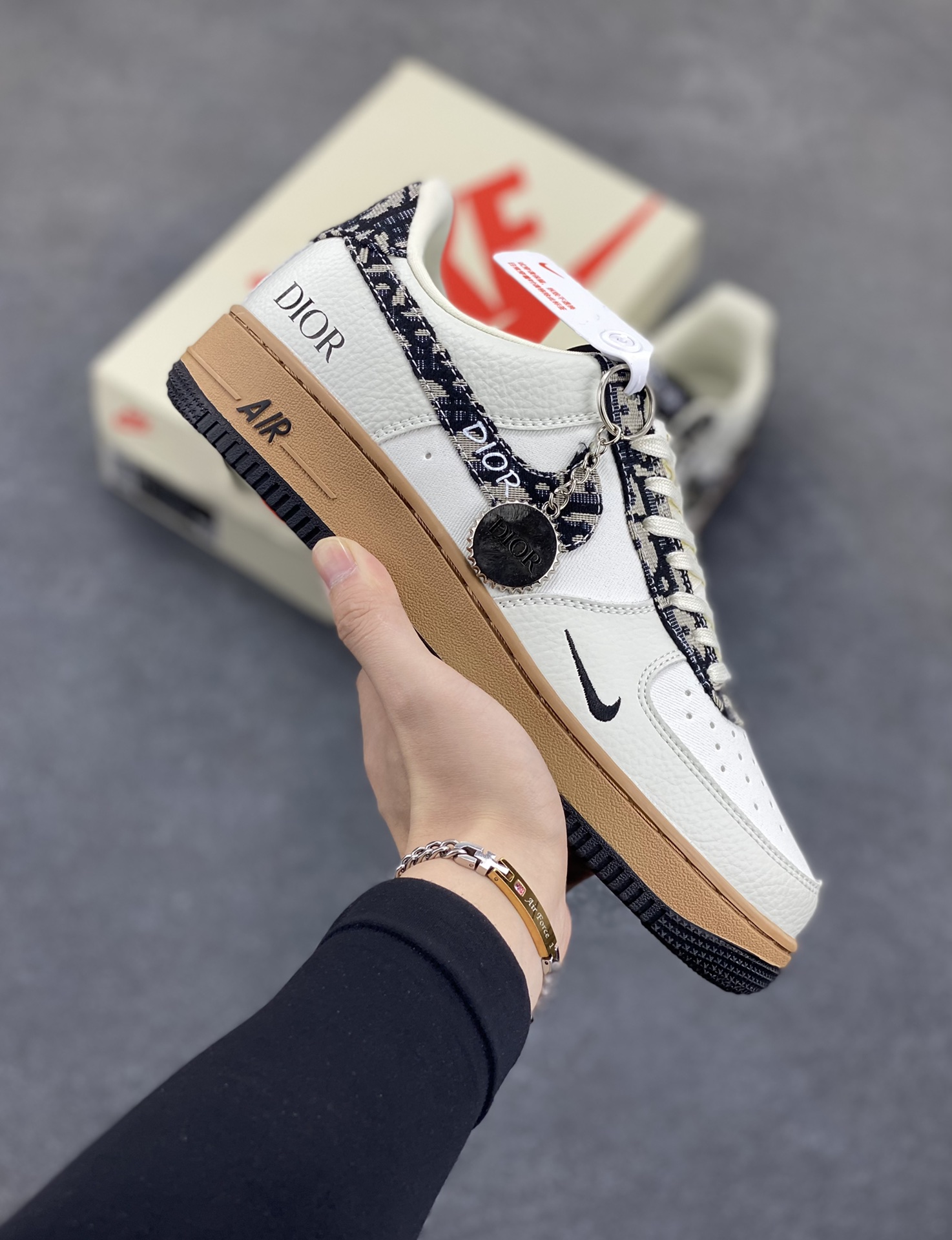Nike Air Force 1 Low 空军一号低帮百搭休闲运动板鞋。柔软、弹性十足的缓震性能和出色的中底设计，横跨复古与现代的外型结合，造就出风靡全球三十多年的Force 1，直到今天还深受青睐。 货号：KK1988-048 尺码：36 37.5 38 39 40 40.5 41 42 42.5 43 44 44.5 45-选品中心