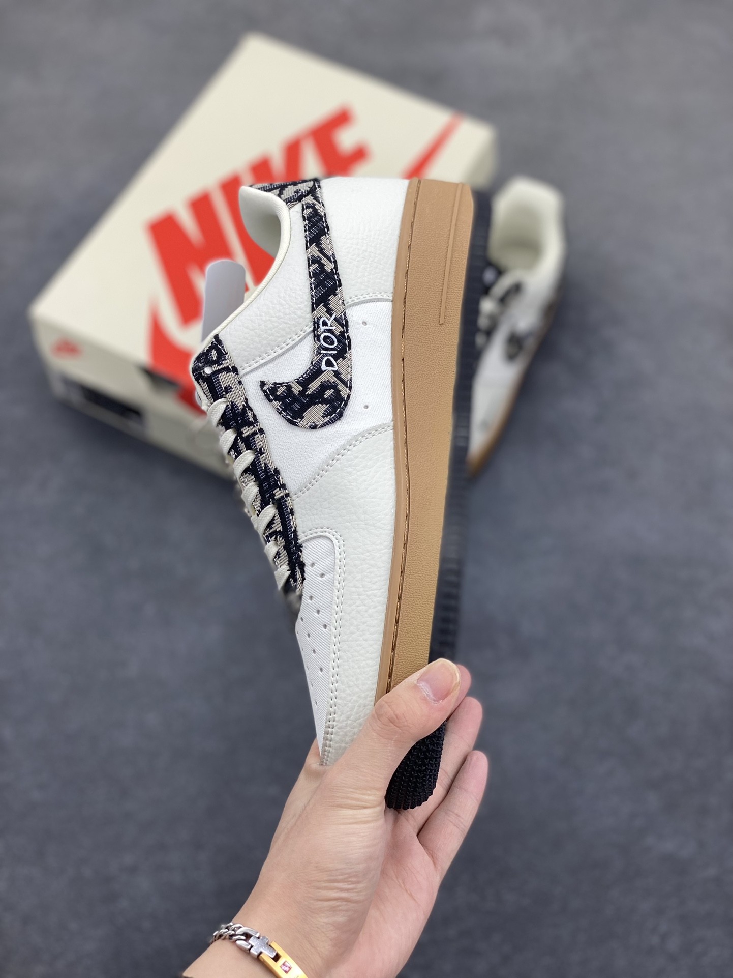 图片[3]-Nike Air Force 1 Low 空军一号低帮百搭休闲运动板鞋。柔软、弹性十足的缓震性能和出色的中底设计，横跨复古与现代的外型结合，造就出风靡全球三十多年的Force 1，直到今天还深受青睐。 货号：KK1988-048 尺码：36 37.5 38 39 40 40.5 41 42 42.5 43 44 44.5 45-选品中心