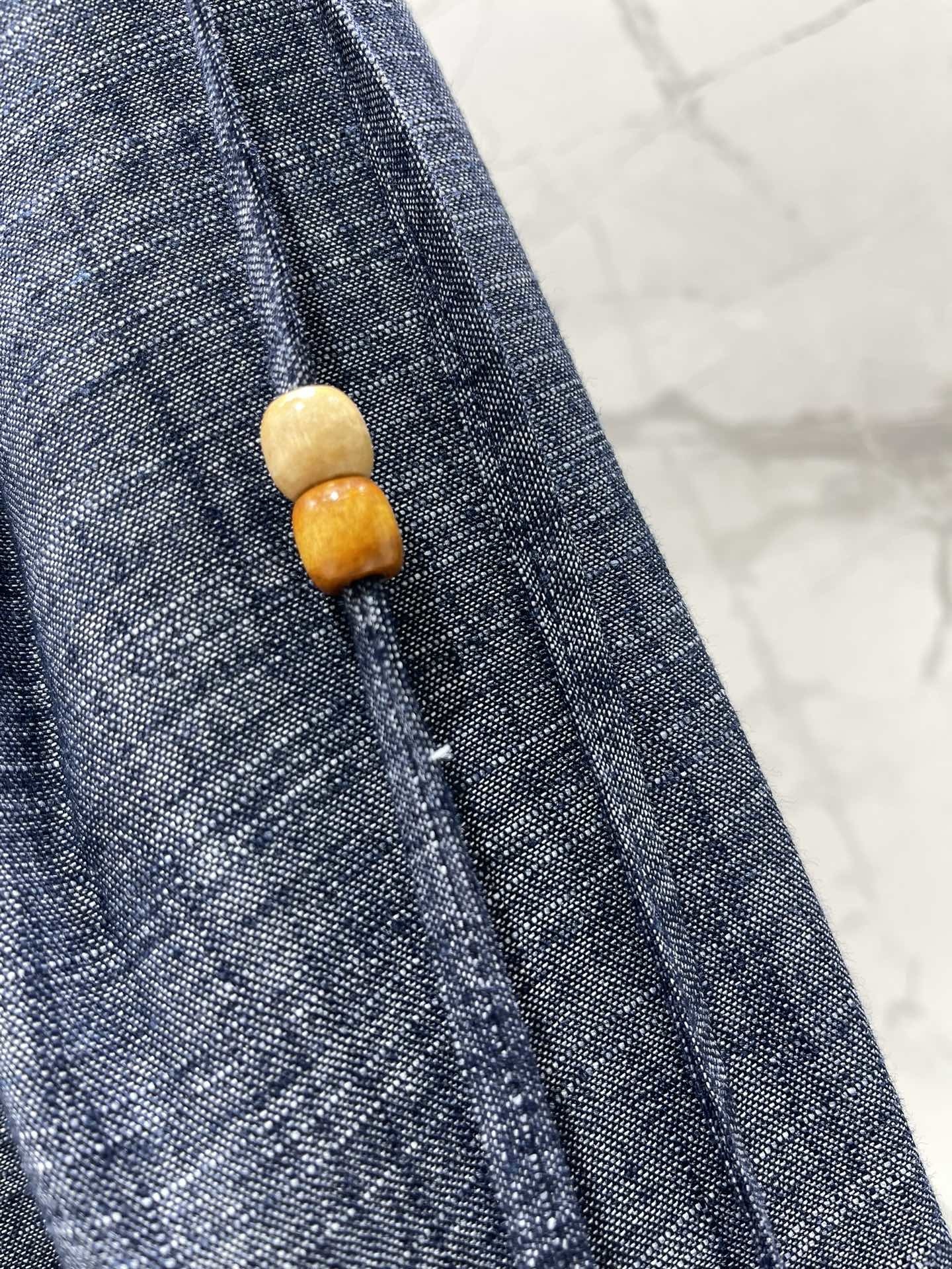 𝗠𝗜𝗨𝗠𝗜𝗨*缪缪百搭高腰显瘦直筒阔腿裤
高腰的设计深深吸引了!👌 高腰不仅能拉长腿部线条,还能完美遮