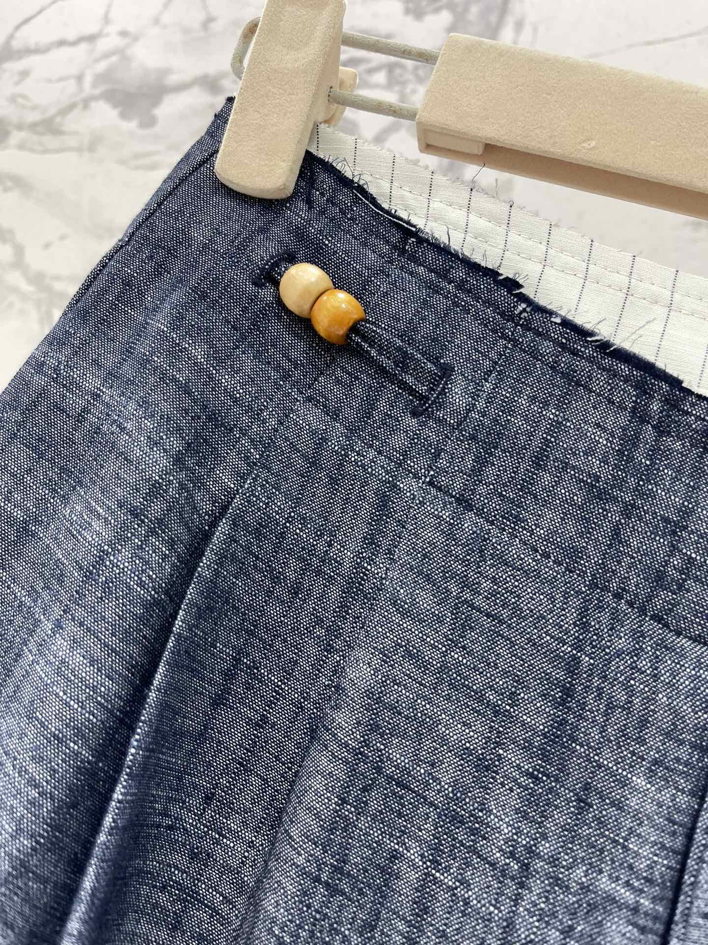 𝗠𝗜𝗨𝗠𝗜𝗨*缪缪百搭高腰显瘦直筒阔腿裤
高腰的设计深深吸引了!👌 高腰不仅能拉长腿部线条,还能完美遮