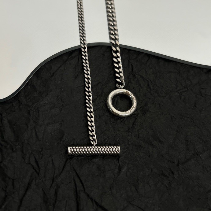 Bottega Veneta’s Stunning ¥340 BV Metal Necklace: Exquisite Design and French Elegance - 图片 9