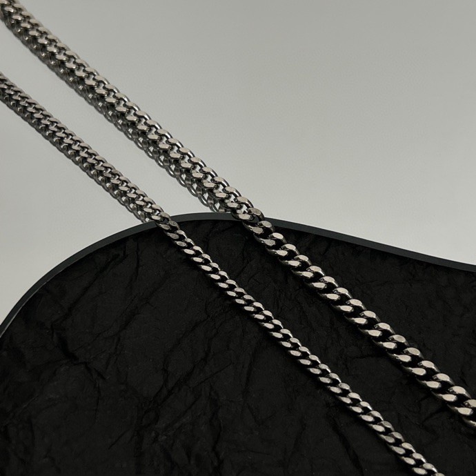 Bottega Veneta’s Stunning ¥340 BV Metal Necklace: Exquisite Design and French Elegance - 图片 8