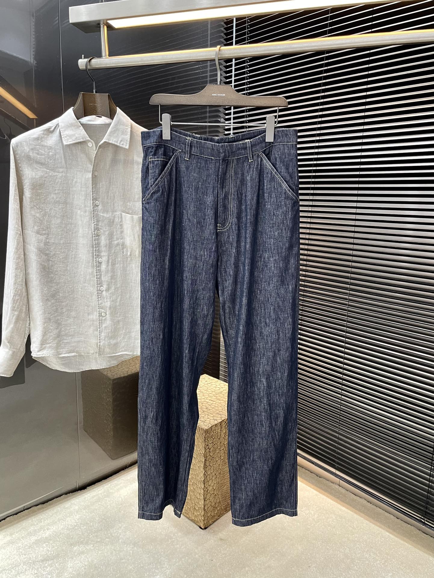 NO:416986,P PRADA- (Prada) Spring and Summer 2025 new Triangular Micro-label Denim Set, this set is made of rinsed champagne, with a classic and timeless silhouette and full of casual atmosphere. The jacket uses classic contrasting colored inter-top line, the chest pocket is embellished with the iconic triangle logo, and customized metal button closure. This jeans presents a contemporary light silhouette, a classic five-pocket style, a eye-catching waist design, and is matched with the iconic enameled triangle metal logo. The whole set is very novel and unique, developed 1:1 in the original, with a great effect on the upper body, highly recommended!  Top size S M L XL Pants size 30 31 32 33 34 36 (the size is too large, it is recommended to take one size smaller), prada, prada, jeans, jackets & coats, alexander wang19860909裤子 P  PRADA-（普拉达）2025春夏新款三角微标牛仔套装,这款套装采用经漂洗处理的钱布雷布制成,廓形经典隽永,并充满休闲气息.夹克采用经典的对比色间面线,胸前口袋点缀标志性的三角形徽标,定制金属纽扣开合.牛仔裤这款呈现当代轻盈廓形,经典五口袋款式,腰身设计醒目,搭配标志性的涂珐琅三角形金属徽标.整套款式非常新颖独特,原版1:1开发而成,上身效果超赞,强烈推荐！上衣码数 S M L XL裤子码数 30 31 32 33 34 36(码数偏大,建议拍小一码),,prada,prada,jeans,jackets & coats,alexander wang,Men's clothing