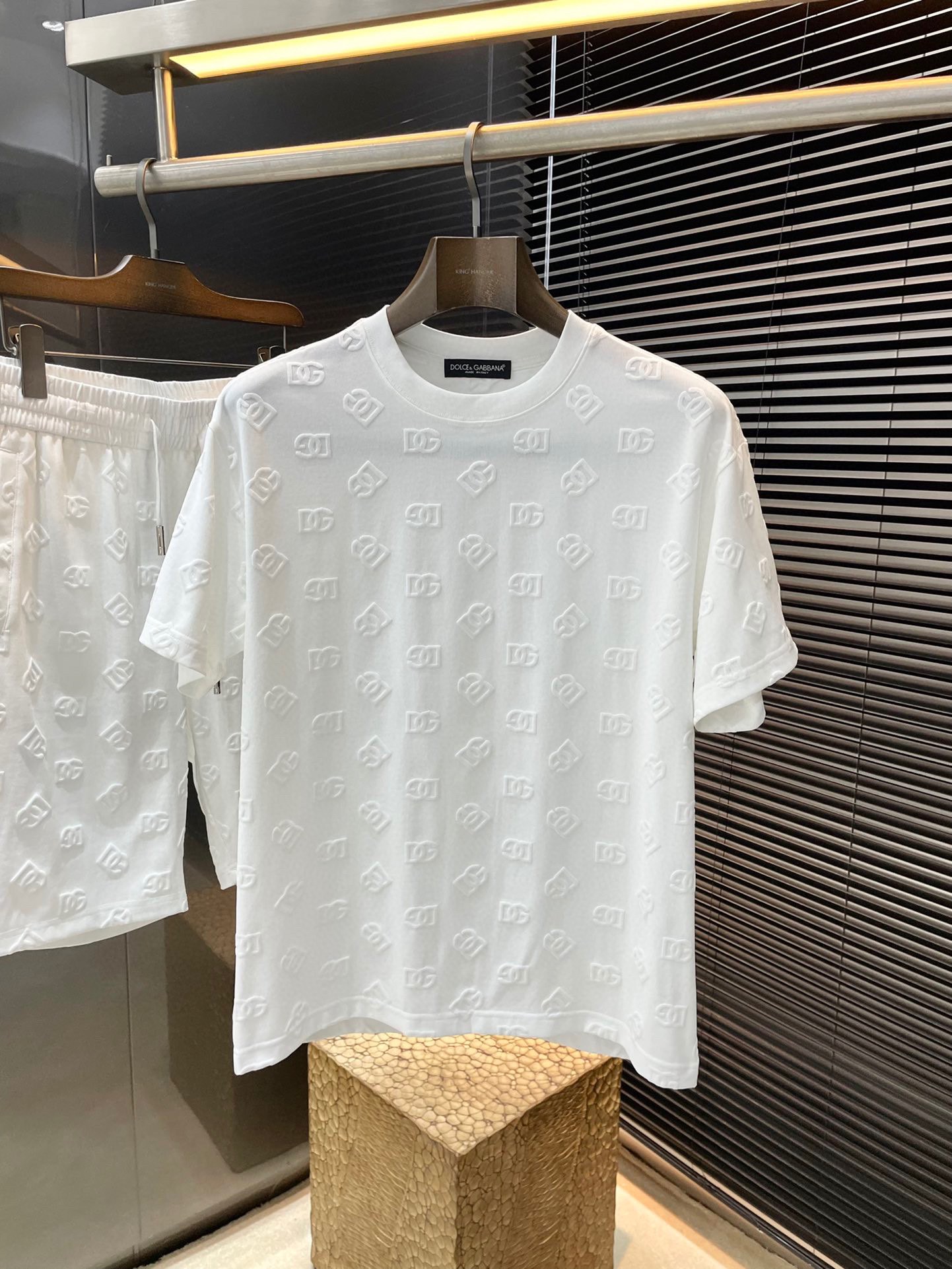 NO:417004,A set of P Dolce & Gabbana - (Dolce & Gabbana) is a big recommendation!  New products for spring 2025, full of style, very good-looking, and absolutely awesome!  Fashionable and trendy suit. It uses imported mercerized cotton fabric, with good comfort and exquisite turning!  A casual and handsome European and American tone!  Smooth and neat, with a crisp and stylish upper body, fashionable and handsome, and a full-size handsome image!  Size M-3XL, Dolce & Gabbana, Dolce & Gabbana, alexander wang19860909一套不拆卖P  Dolce&Gabbana-（杜嘉班纳）重磅推荐！2025春季新品 十足腔调 上身非常的赞 超有型 绝对是吸引回头率的利器！时尚潮流套装.采用进口丝光棉面料,舒适度好,车工精湛！随性帅气的欧美调调！流畅利落 上身挺括有型,时尚又帅气,十足的型男形象！尺码 M-3XL,,Dolce&Gabbana,Dolce&Gabbana,alexander wang,Men's clothing