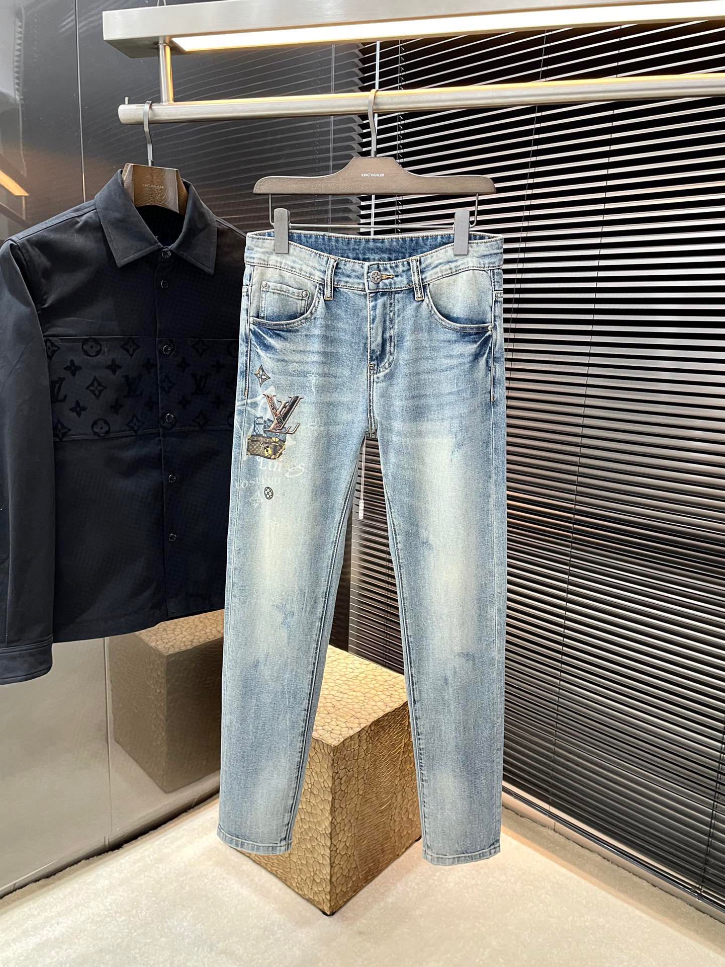 NO:417013,P LOUIS VUITTON (Louis Vuitton) New jeans for spring and summer 2025 imported Italian haute couture denim fabrics Fashion and casual Regular style Micro-stretch fabrics The fabric is comfortable and soft, breaking through the feel of conventional denim fabrics, not stuffy, and excellent comfort. It is free and versatile. It is washed for a long time and does not deform. The upper body effect is excellent. The elegant and elegant tailoring is constantly innovating, but it always maintains noble and elegant style and taste. The charm of fashion. The small straight line of the style is fashionable. The counter number is 29-38 (37),,louis vuitton,louis vuitton,jeans,alexander wang19860909P  LOUIS VUITTON（路易威登）2025春夏季新款牛仔裤 进口意大利高定牛仔面料 时尚休闲 常规版型 微弹力面料 面料舒适柔软,突破常规牛仔的面料手感,不闷热,舒适感极佳.随意百搭 久洗不变形 上身效果极佳.大方优雅的剪裁,设计不断创新却始终保持着高贵优雅的风格和品位 演绎时尚魅惑 版型小直筒 时尚佳品 专柜码数 29-38（37）,,louis vuitton,louis vuitton,jeans,alexander wang,Men's clothing