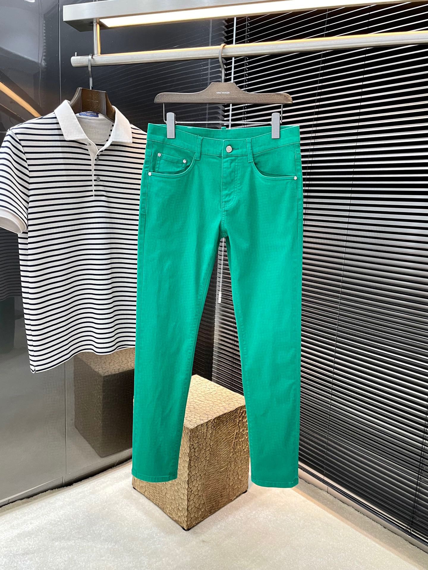 NO:417022,P VLTN- (Valentino) 2025 spring and summer new jeans imported from Italian haute couture denim fabrics fashionable and casual regular style Micro-stretch fabrics The fabric is comfortable and soft, breaking through the feel of conventional denim fabrics, not stuffy, and excellent comfort. It is free and versatile, and it does not deform for a long time. The upper body effect is excellent. The elegant and elegant tailoring, the design is constantly innovating, but it always maintains noble and elegant style and taste. The charm of fashion. The style is small straight, the fashion products. Counter codes 29-36,,valentino,jeans,alexander wang19860909P  VLTN-（华伦天奴）2025春夏季新款牛仔裤 进口意大利高定牛仔面料 时尚休闲 常规版型 微弹力面料 面料舒适柔软,突破常规牛仔的面料手感,不闷热,舒适感极佳.随意百搭 久洗不变形 上身效果极佳.大方优雅的剪裁,设计不断创新却始终保持着高贵优雅的风格和品位 演绎时尚魅惑 版型小直筒 时尚佳品 专柜码数 29-36,,valentino,jeans,alexander wang,Men's clothing