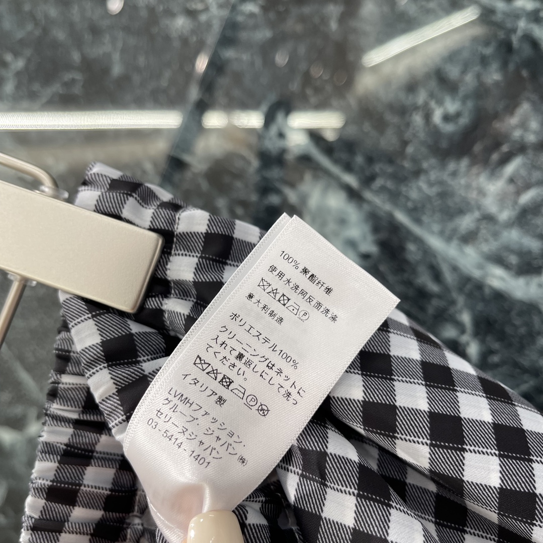 
CE 25早秋新款 格子长裤 松紧腰设计搭配抽绳可调节 定位刺绣logo设计 面料薄棉柔软👍👍人人都需