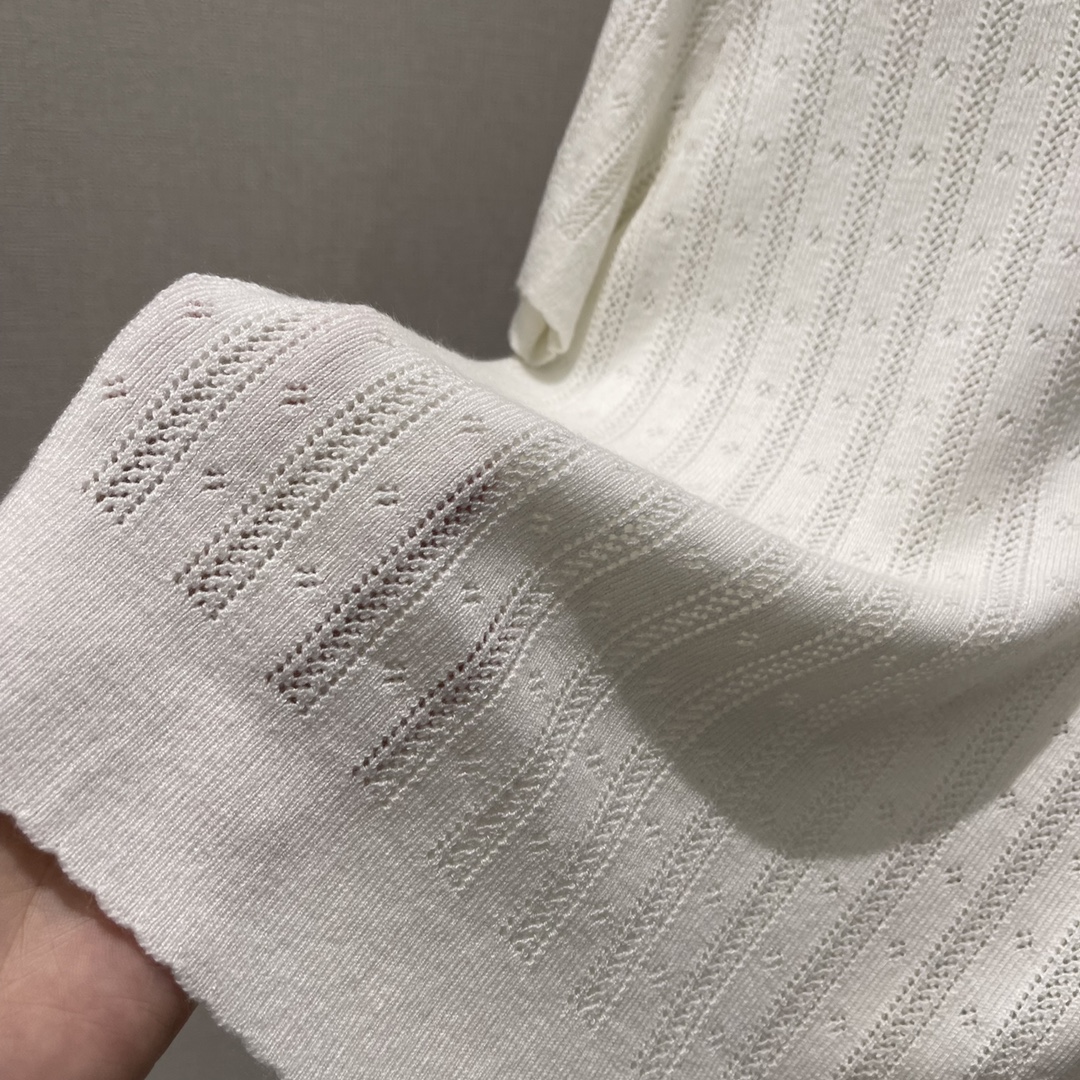 
Miu 25早秋新款 花边针织短袖 通体竖坑条纹理 视觉显瘦更显文艺 领口以波浪花边包边 与袖口下摆呼