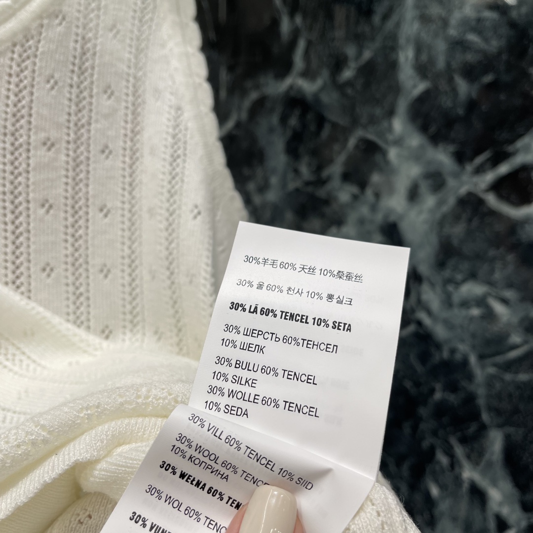 
Miu 25早秋新款 花边针织背心 通体竖坑条纹理 视觉显瘦更显文艺 领口以波浪花边包边 与袖口下摆呼