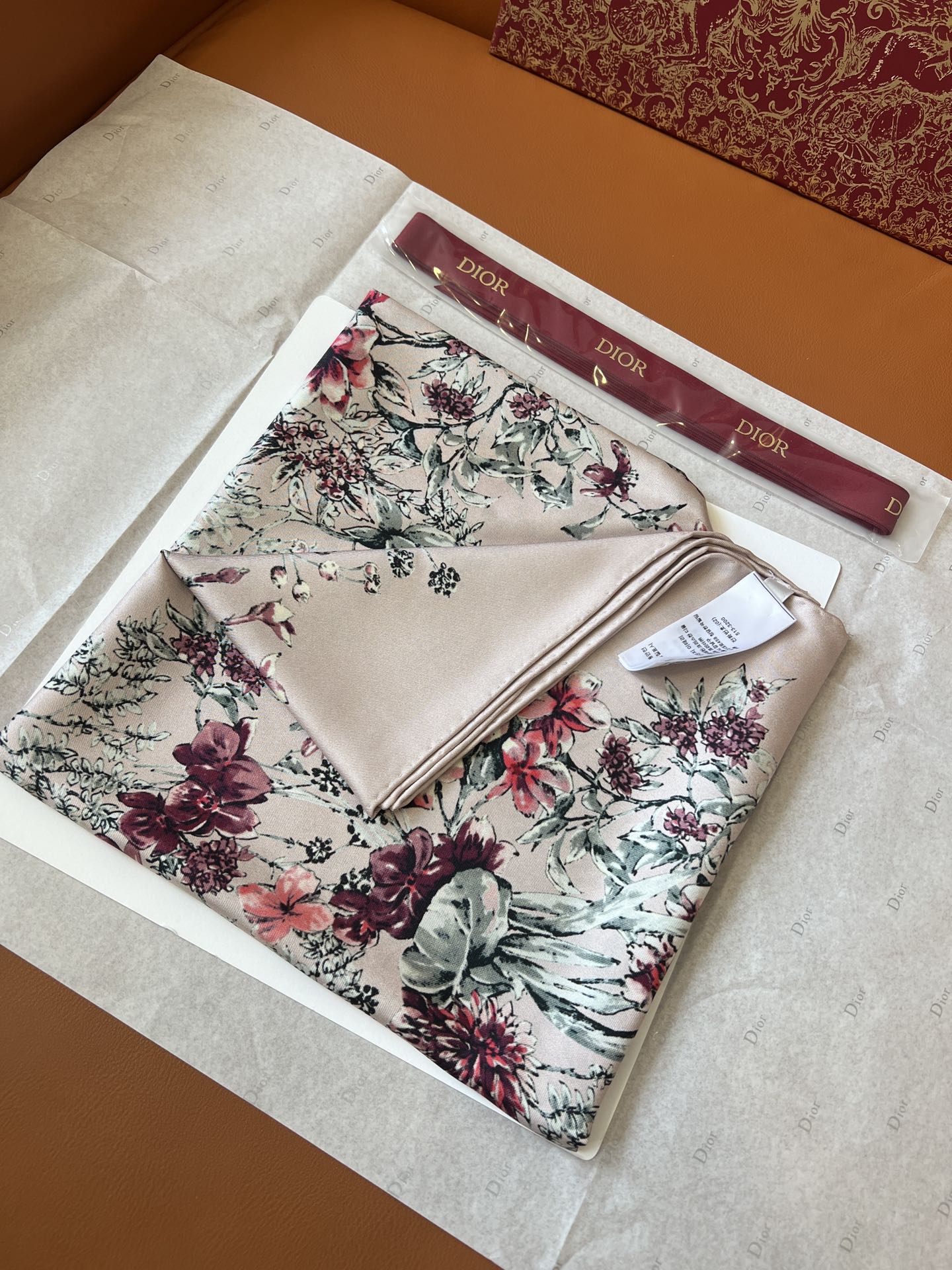 价格(赠送全套豪华包装)

品名   植物花朵

面料：真丝

尺寸：90*90

颜色： 粉色 

设