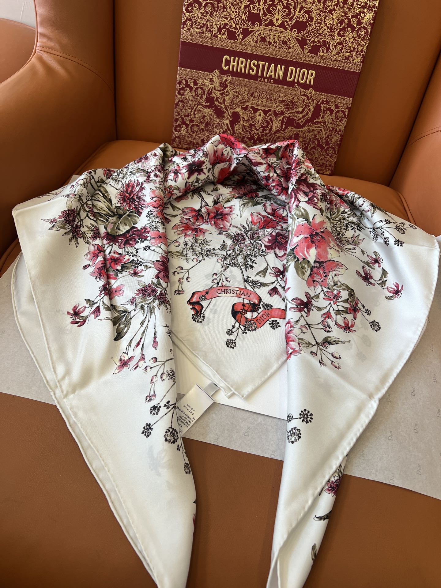 价格(赠送全套豪华包装)

品名   植物花朵

面料：真丝

尺寸：90*90

颜色： 白色

设计