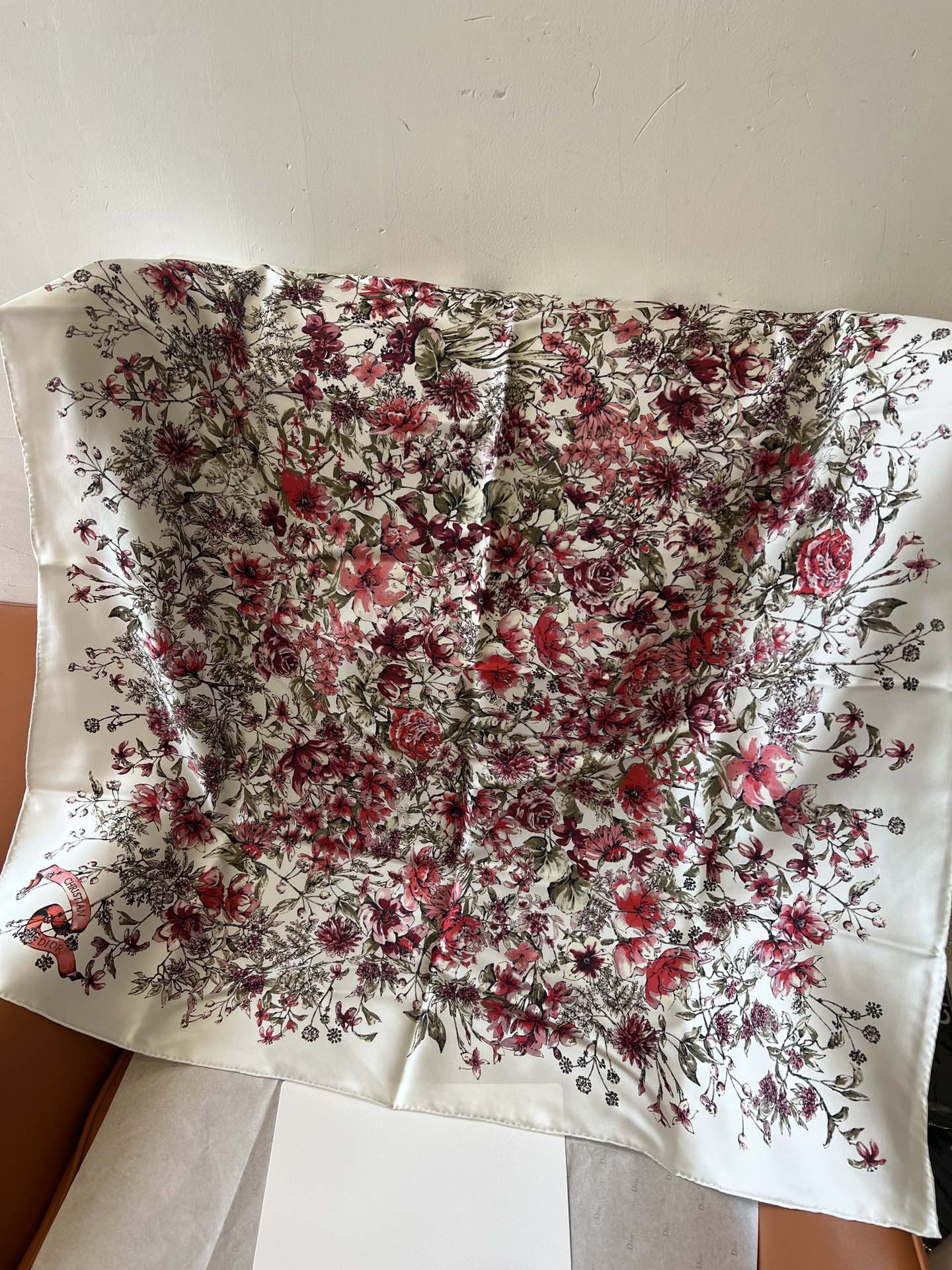 价格(赠送全套豪华包装)

品名   植物花朵

面料：真丝

尺寸：90*90

颜色： 白色

设计