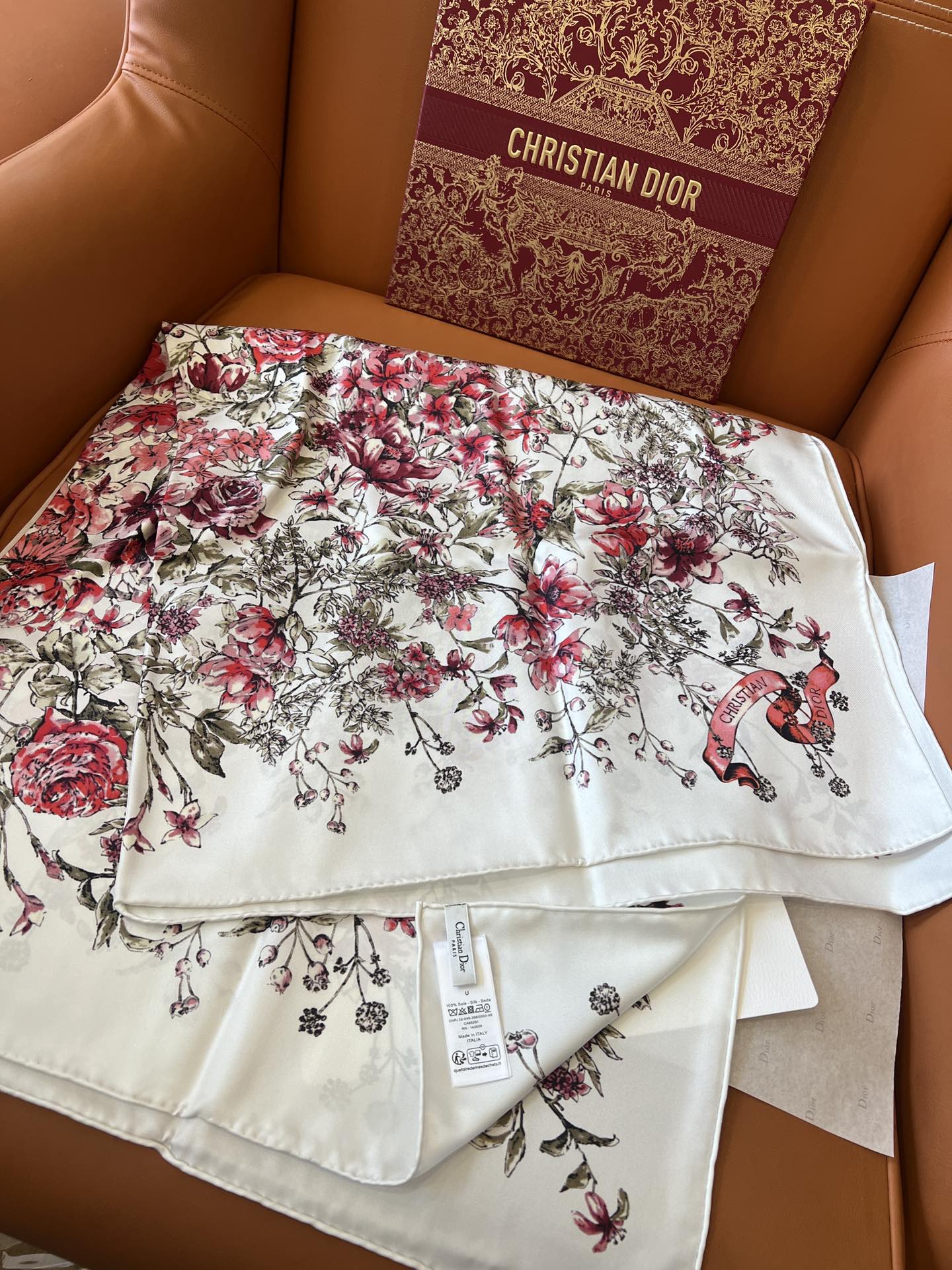 价格(赠送全套豪华包装)

品名   植物花朵

面料：真丝

尺寸：90*90

颜色： 白色

设计